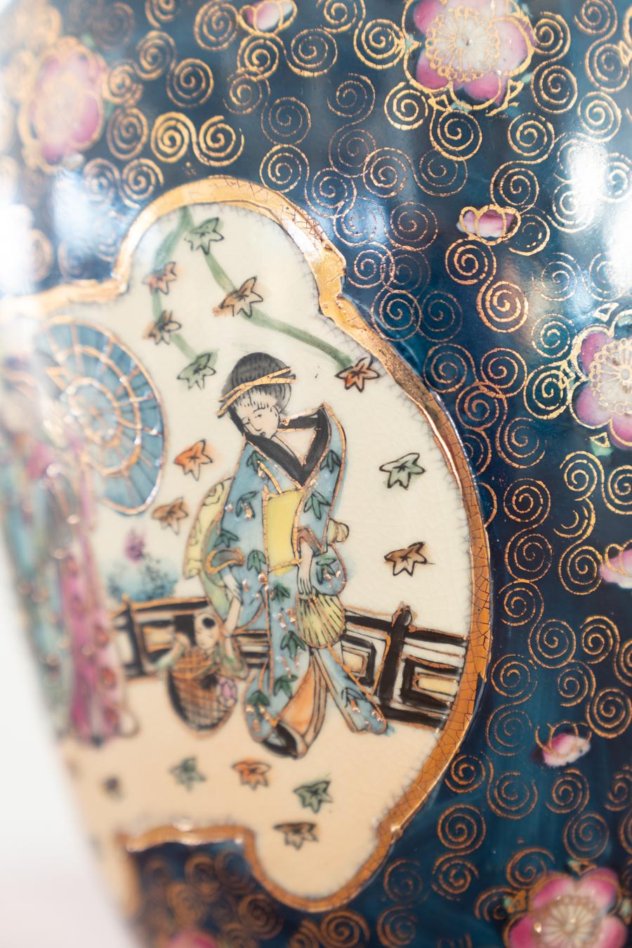 Vases anciens japonais en porcelaine Période Meiji 19ème siècle en vente 12