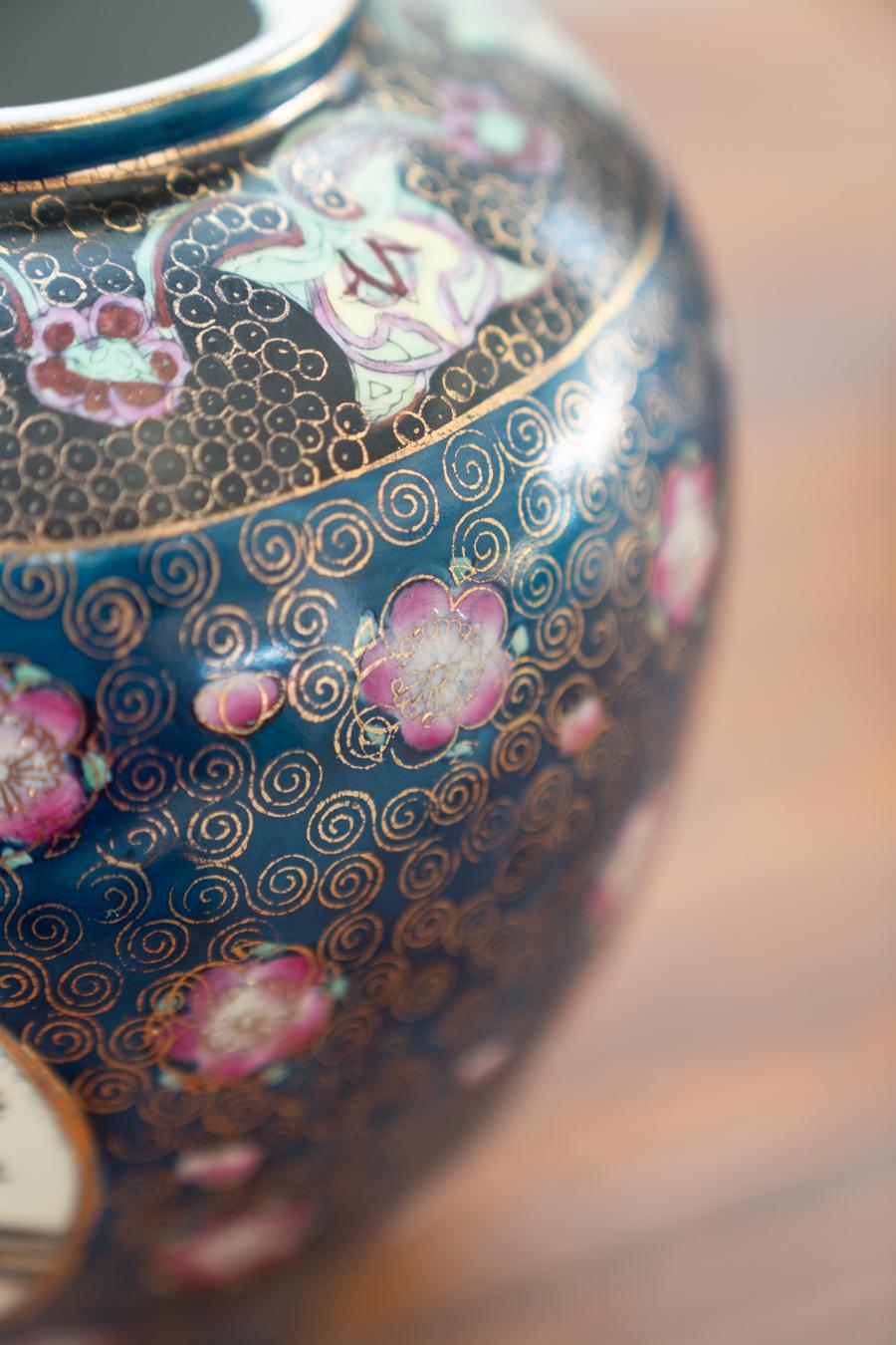 Japanese antique porcelain porcelain vases Meiji period 19th century For Sale 1