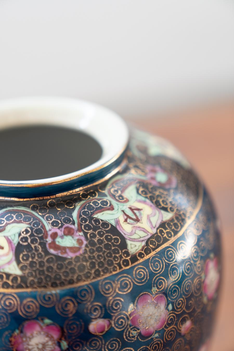 Vases anciens japonais en porcelaine Période Meiji 19ème siècle en vente 1