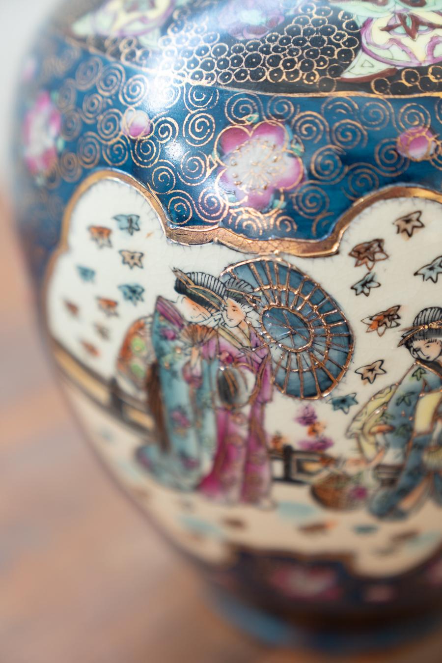 Vases anciens japonais en porcelaine Période Meiji 19ème siècle en vente 2