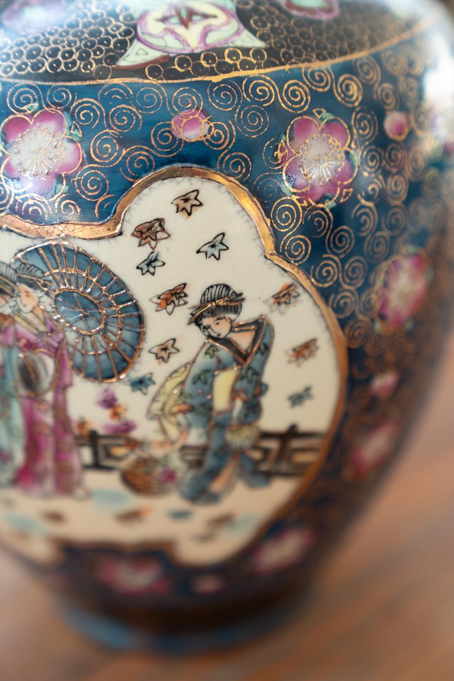Japanese antique porcelain porcelain vases Meiji period 19th century For Sale 4