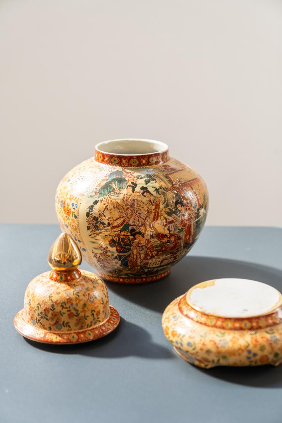 Hand-decorated Chinese Royal Satsuma ceramic vases, 1960s For Sale 7