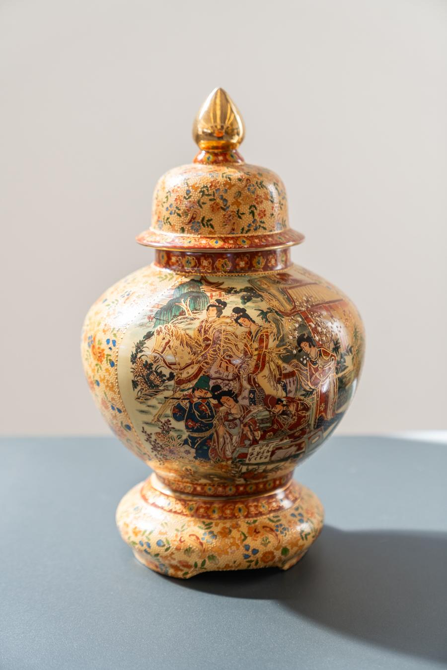 Vases en céramique chinoise Royal Satsuma décorés à la main, années 1960 en vente 9