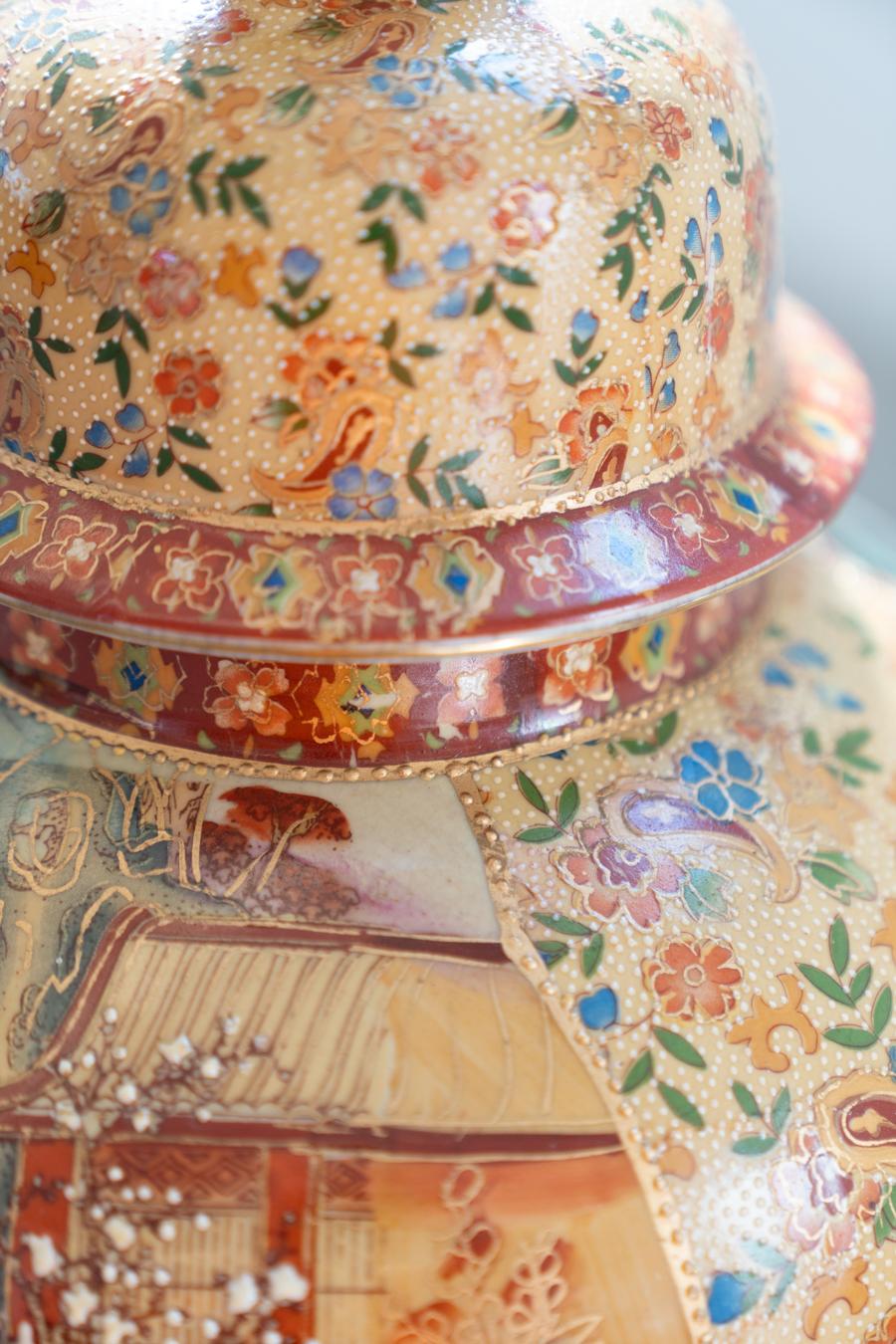 Vases en céramique chinoise Royal Satsuma décorés à la main, années 1960 en vente 11