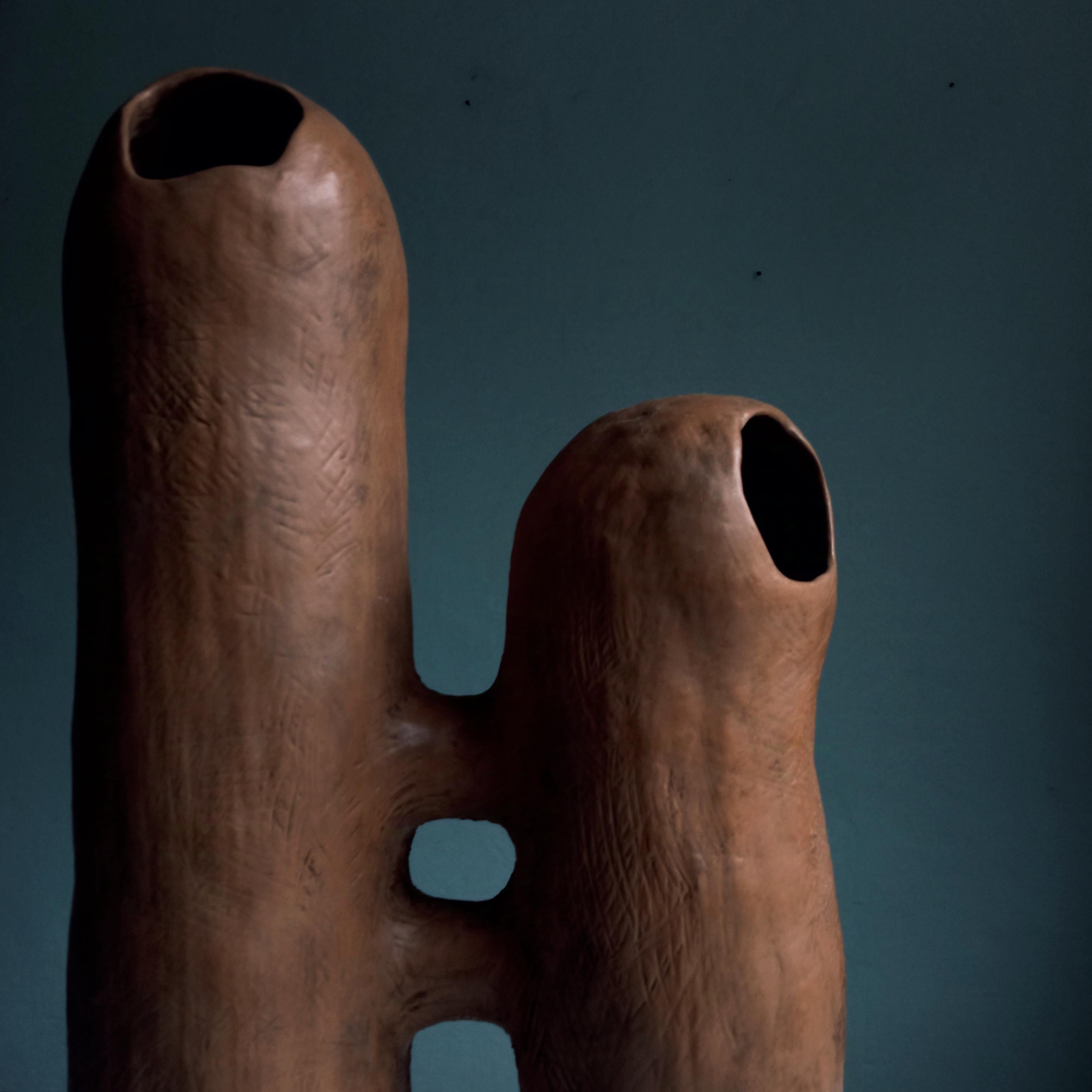 Los vasos comunicantes representan vínculos, uniones entre individuos. Están hechos totalmente a mano en cerámica o terracota y cada uno es único.
Vasi Comunicanti nació de la idea de crear un objeto cuyo diseño evocara, con el paso del tiempo, el