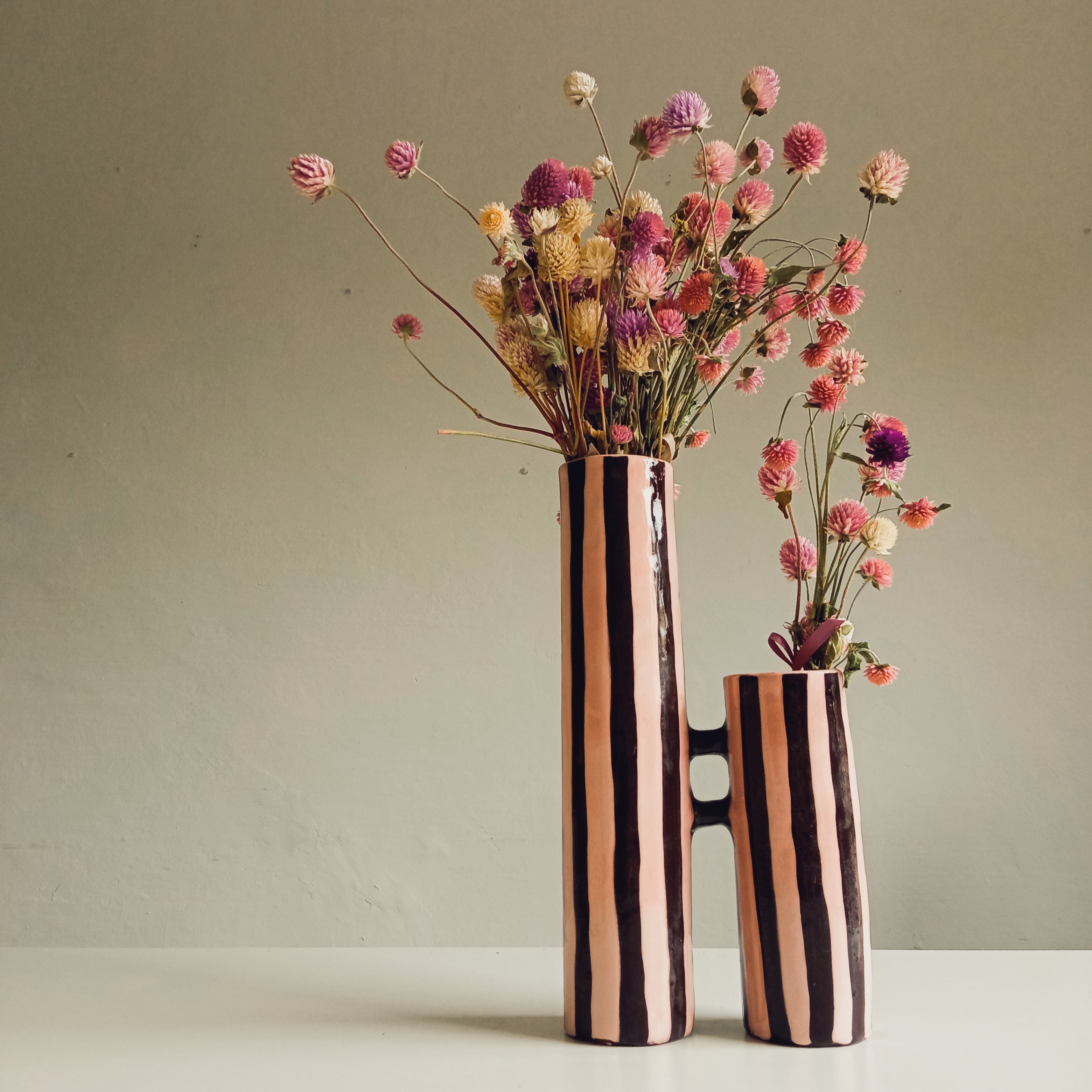 
Les vases communicants représentent des liens, des unions entre les individus. Ils sont fabriqués entièrement à la main en céramique ou en terre cuite et chacun d'entre eux est unique.
Vasi Comunicanti est né de l'idée de créer un objet dont le
