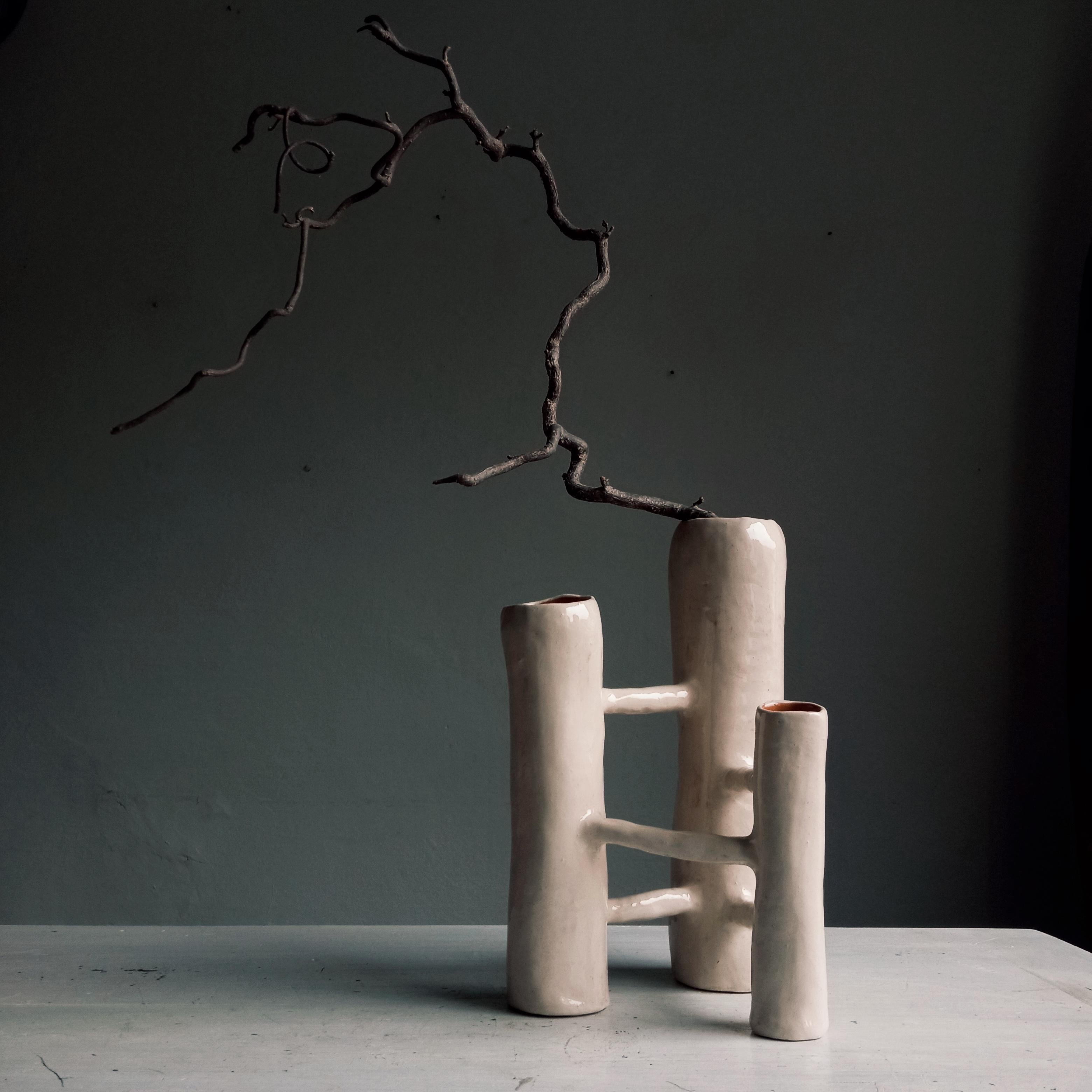 Émaillé Vasi Comunicanti 3 éléments BLANC en céramique XXIe siècle par Chiara Berta Artiste en vente