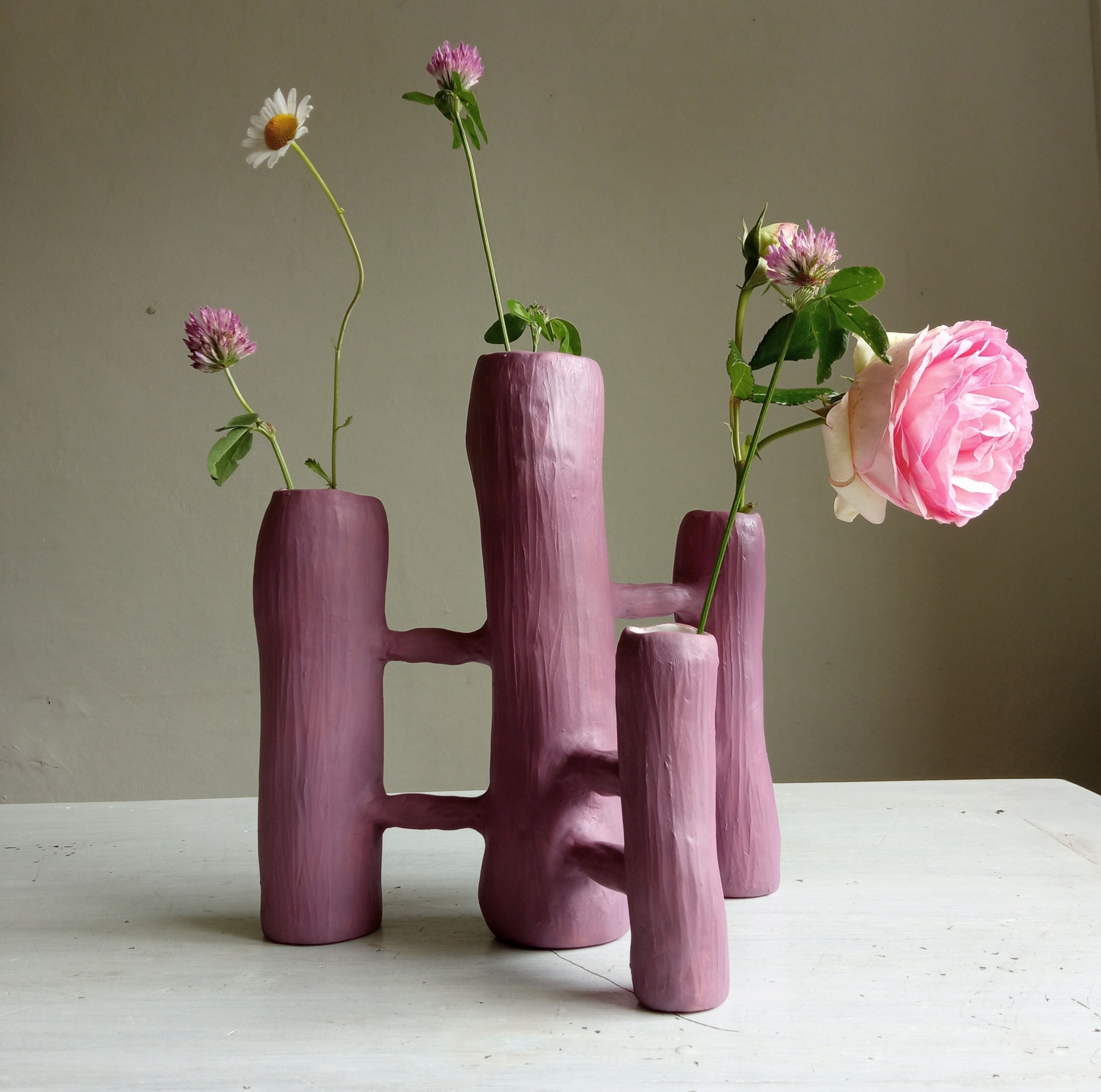 Vasi comunicanti rappresentano legami, le unioni tra individui. Sono realizzati interamente a mano in ceramica o terracotta ed ognuno di loro è un pezzo unico.
Vasi Comunicanti nascono dall'idea di realizzare un oggetto il cui design evocasse, nel