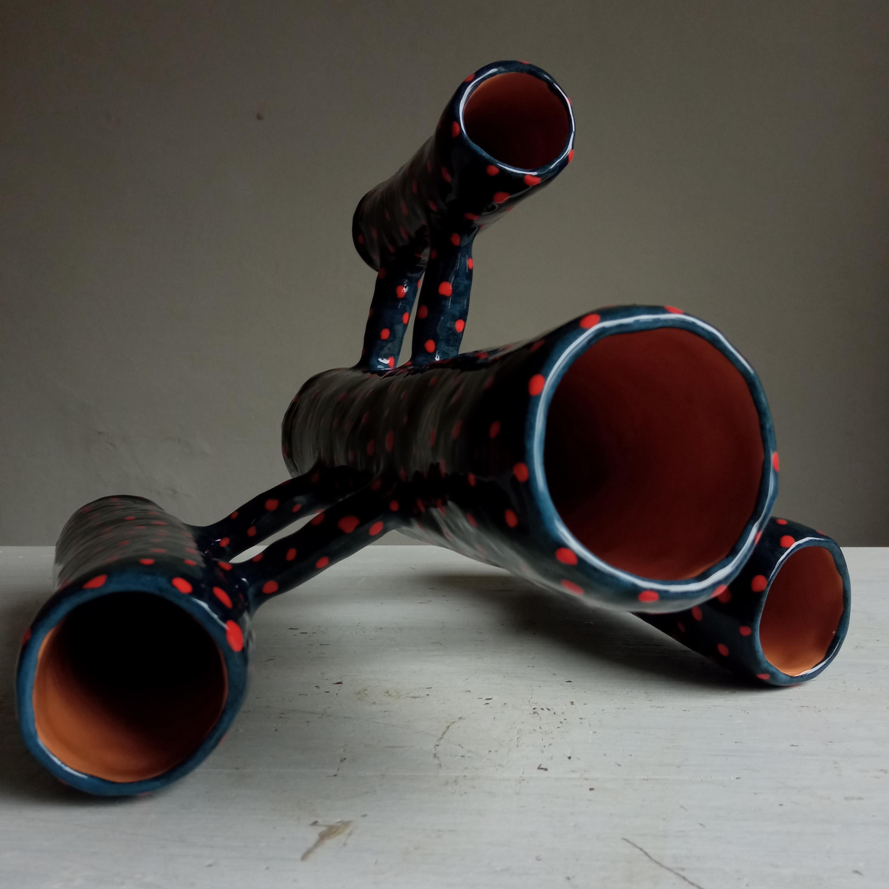 Les vases communicants représentent des liens, des unions entre les individus. Ils sont fabriqués entièrement à la main en céramique ou en terre cuite et chacun d'entre eux est unique.
Vasi Comunicanti est né de l'idée de créer un objet dont le