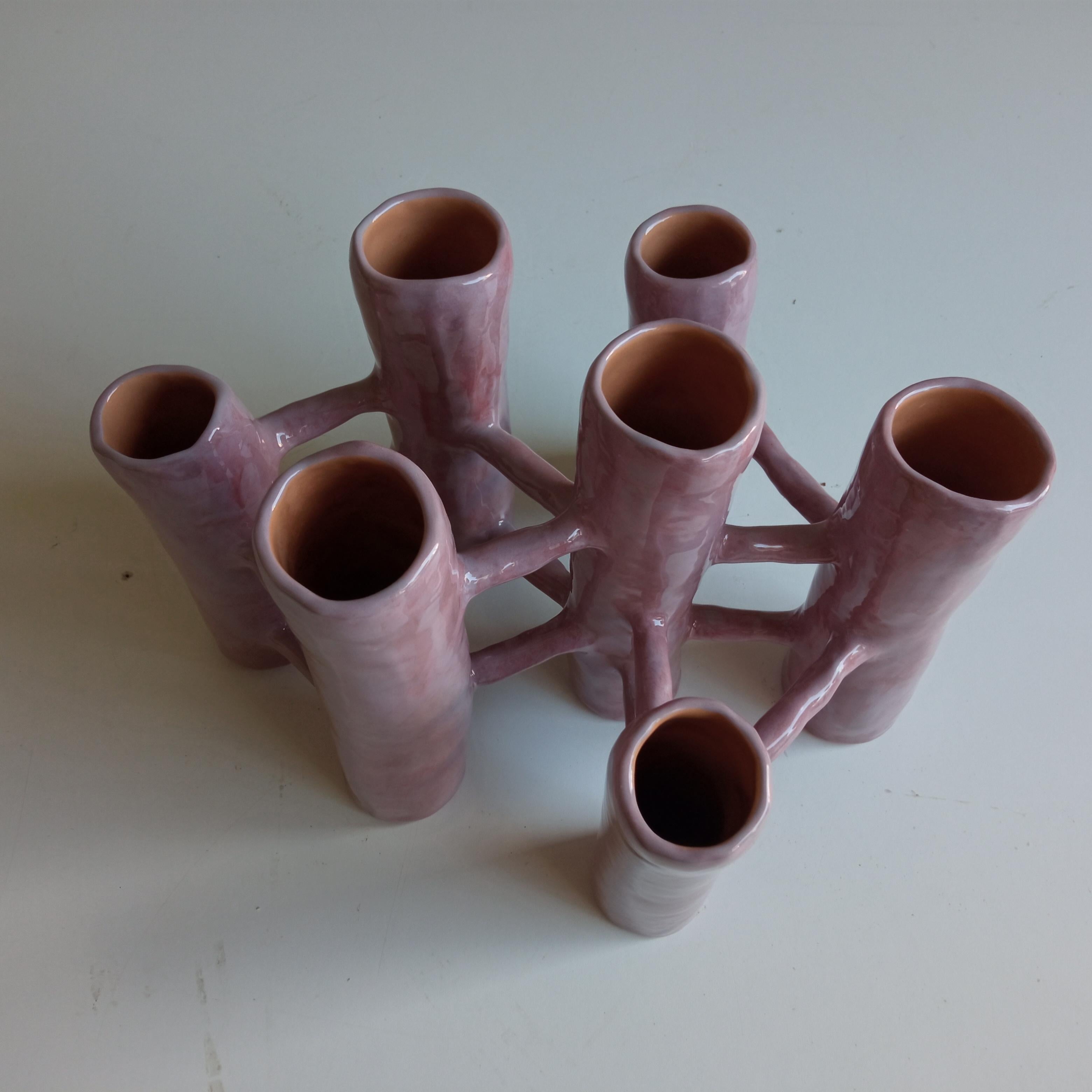 Les vases communicants représentent des liens, des unions entre les individus. Ils sont fabriqués entièrement à la main en céramique ou en terre cuite et chacun d'entre eux est unique.
Vasi Comunicanti est né de l'idée de créer un objet dont le