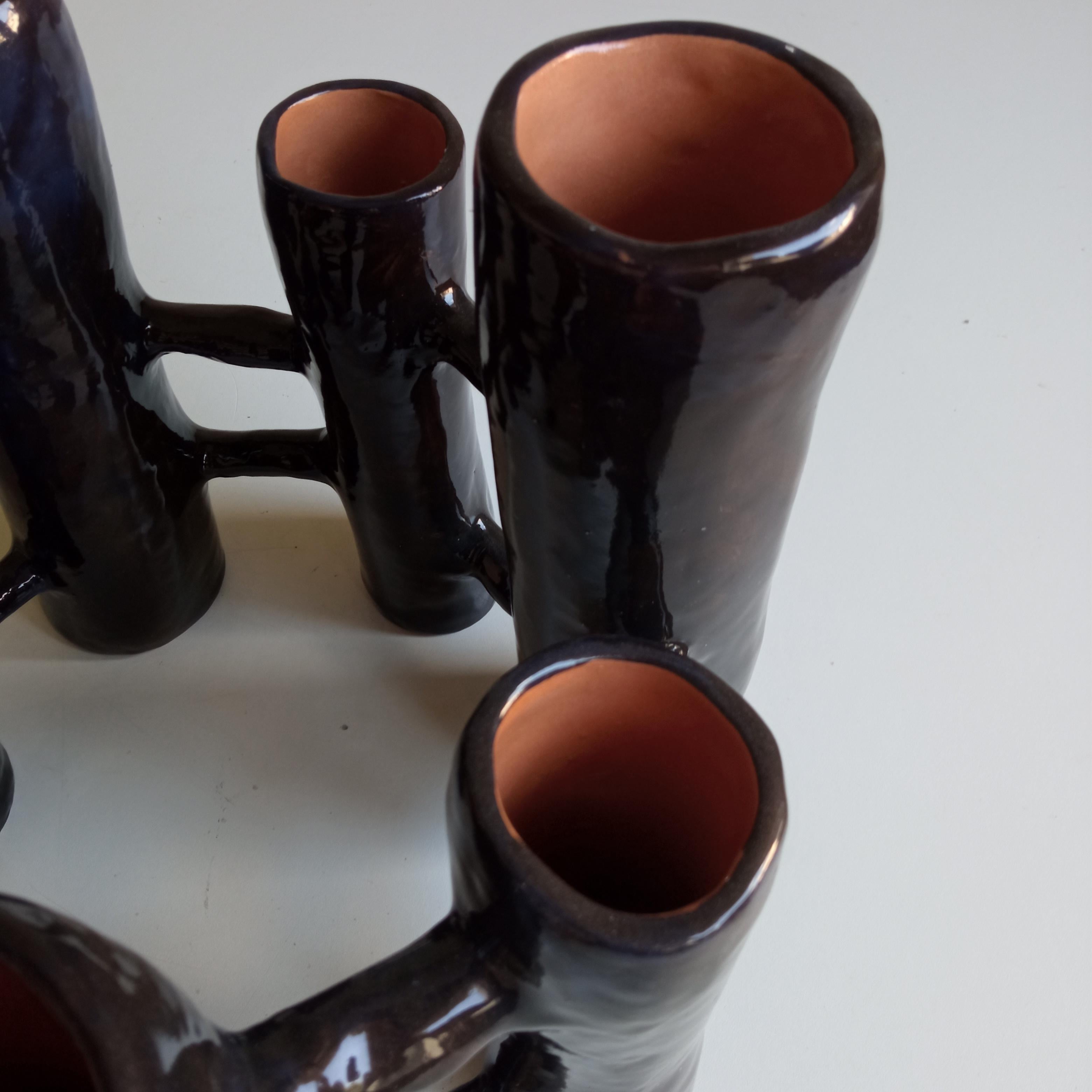 Italian Vasi Comunicanti 7 éléments ronds noirs en céramique XXIe siècle par Chiara Berta en vente