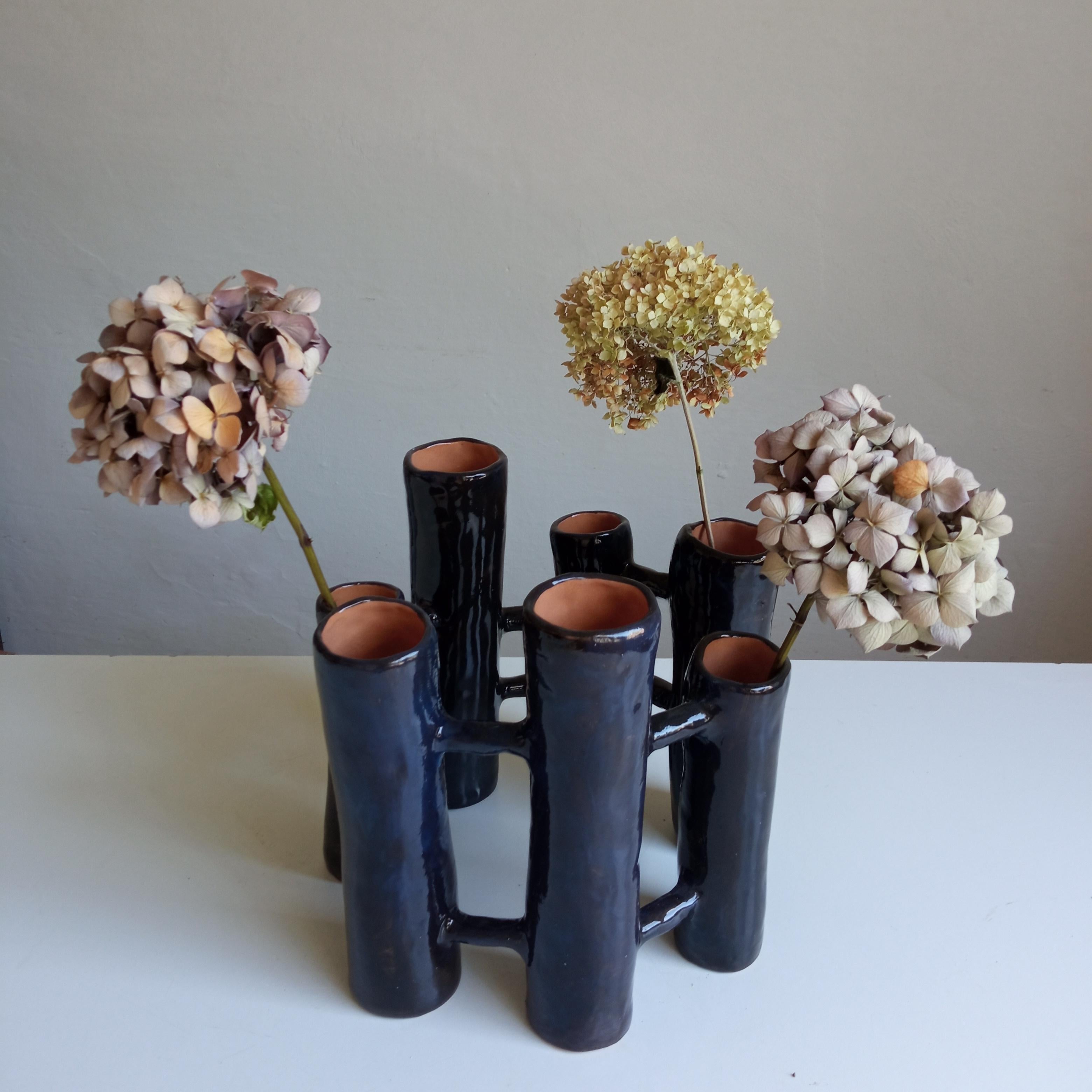 Les vases communicants représentent des liens, des unions entre les individus. Ils sont fabriqués entièrement à la main en céramique ou en terre cuite et chacun d'entre eux est unique.
Vasi Comunicanti est né de l'idée de créer un objet dont le