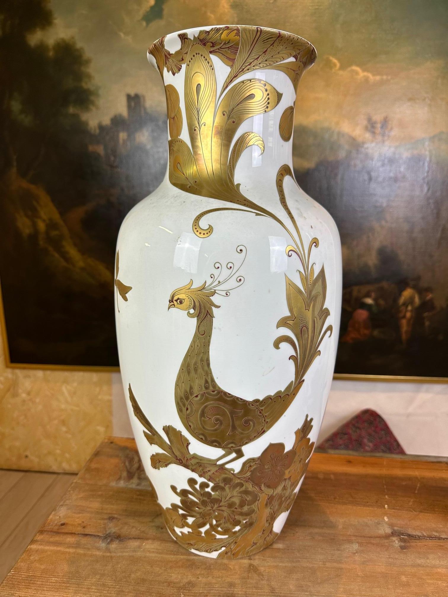 Paar elegante Vasen aus deutschem Kaiser-Porzellan mit Serenade-Dekor.
Sie sind sehr interessant wegen ihrer feinen Dekoration aus reinem Gold, die in der Runde mit floralen Motiven gearbeitet ist, wobei der berühmte Paradiesvogel und Schmetterlinge