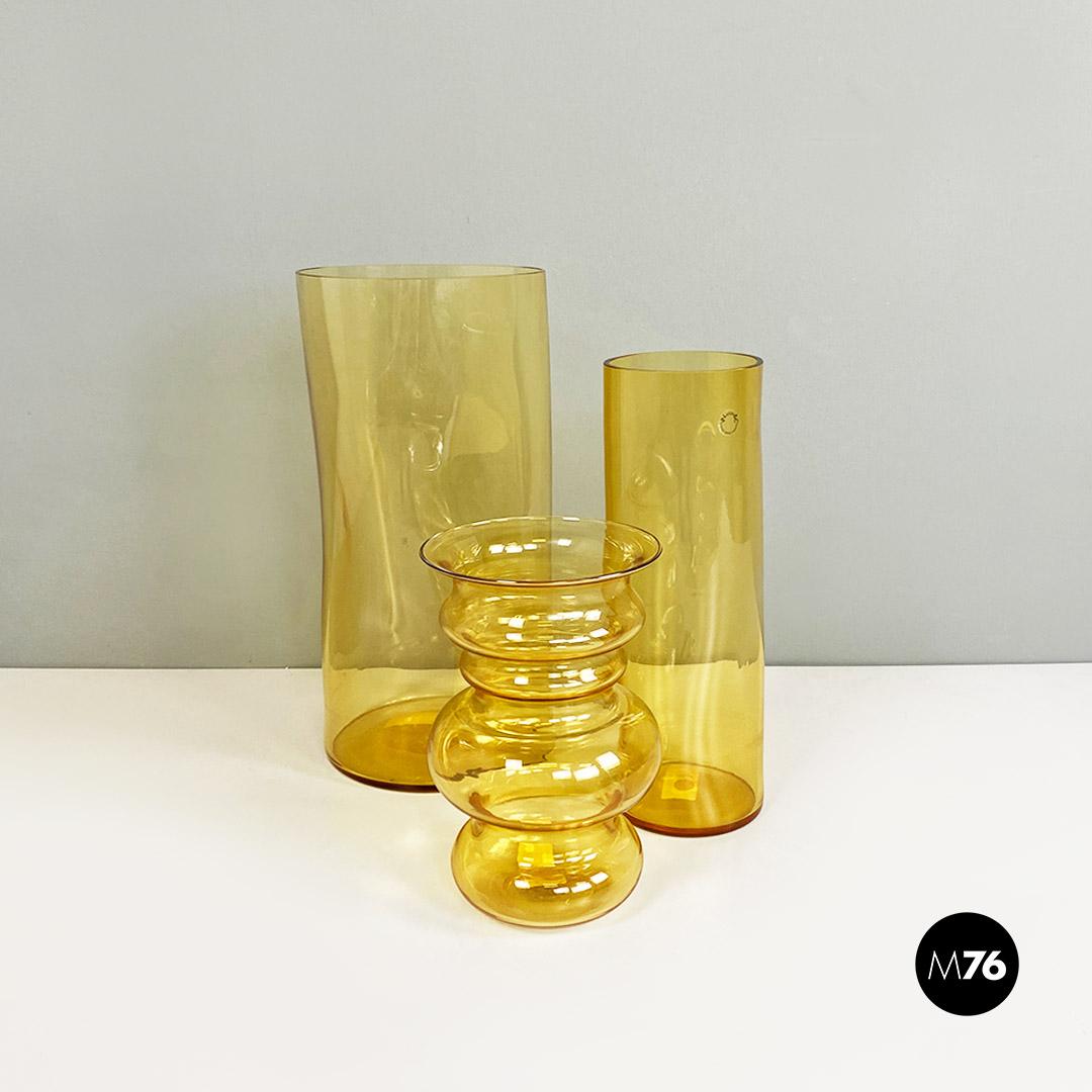 Set di tre vasi in vetro di Murano soffiato, con tre forme e dimensioni diverse.
Disegnati da Carlo Nason nel 1970 ca., etichetta Murano presente.
Misure in cm vaso grande 19,5x41h
Misure in cm vaso medio 12,5x35h
Misure in cm vaso piccolo