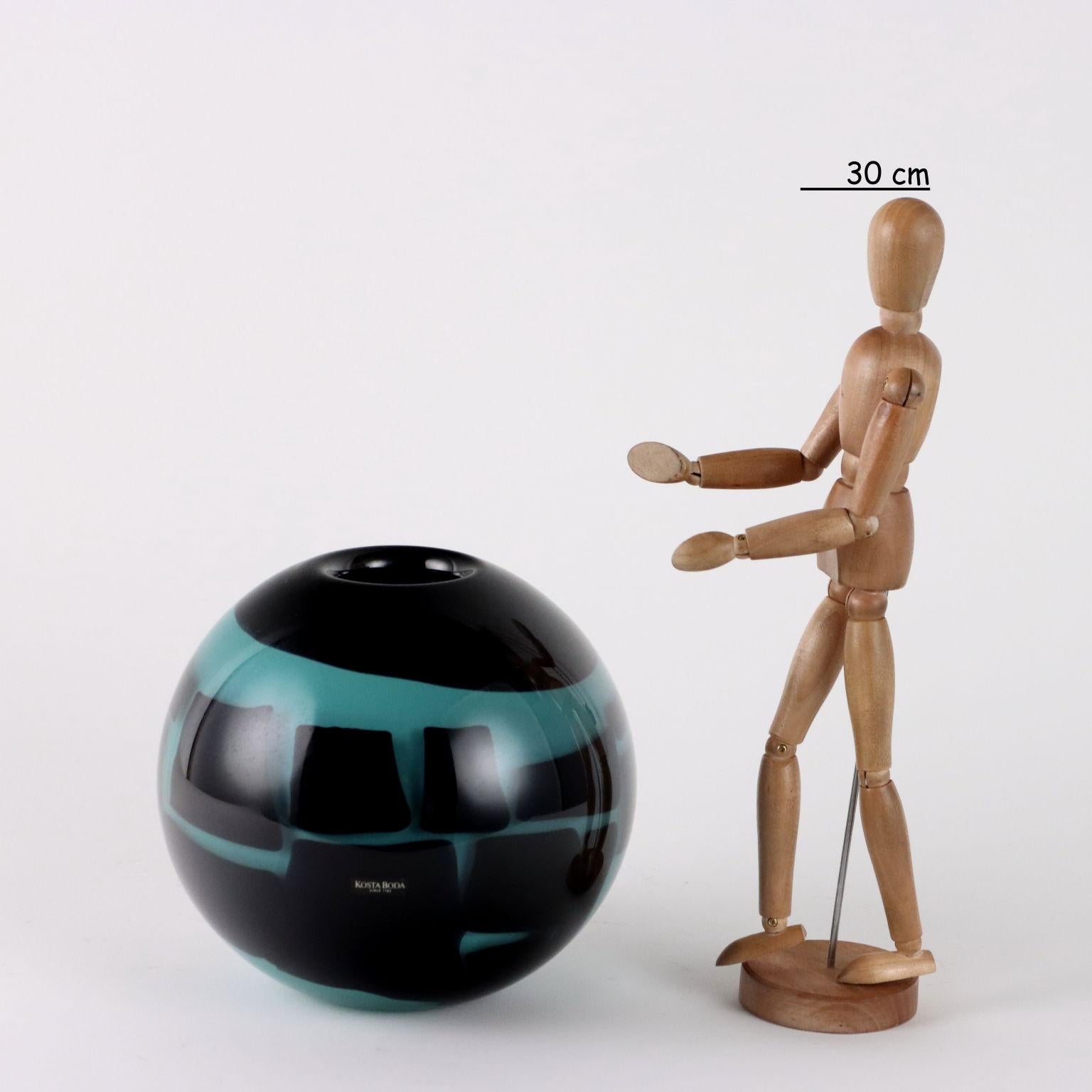 Boule-Vase aus getauchtem Glas mit blauem Grund und schwarzem Dekor. Kratzgravierte Herstellermarke und Seriennummer unter dem Sockel.