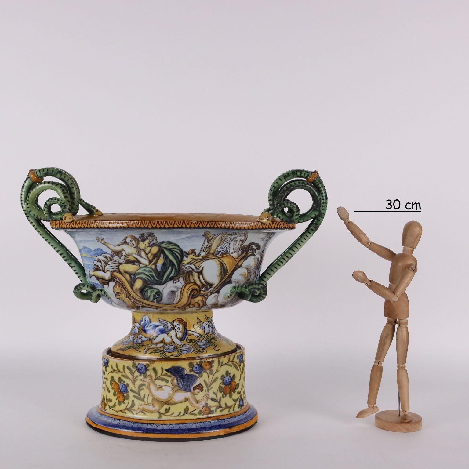 Grand vase cratère en faïence polychrome avec anses serpentiformes. Décoration historiée au sujet mythologique : 