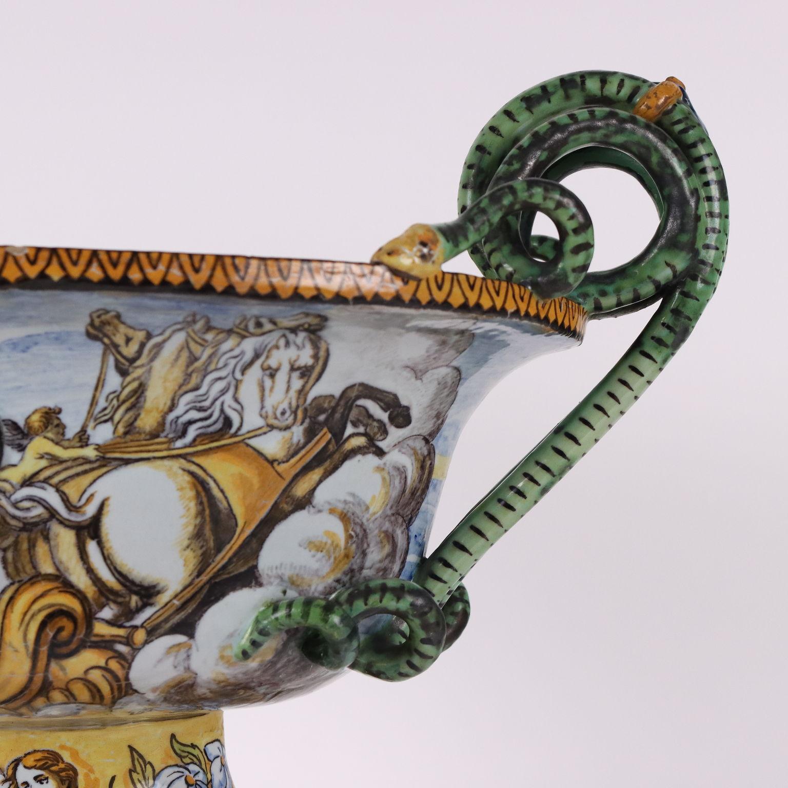 Italian Vase cratère en maïolique Manufacture de Naples Italie Fin du 19e siècle en vente