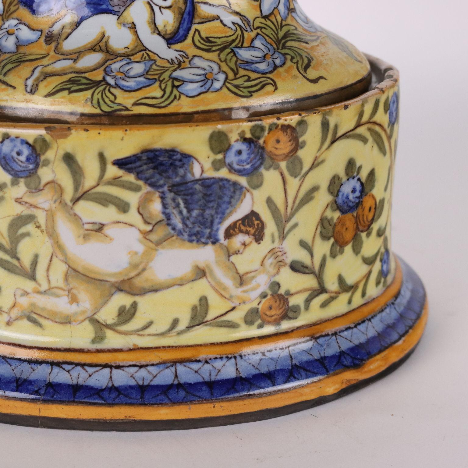 Majolique Vase cratère en maïolique Manufacture de Naples Italie Fin du 19e siècle en vente
