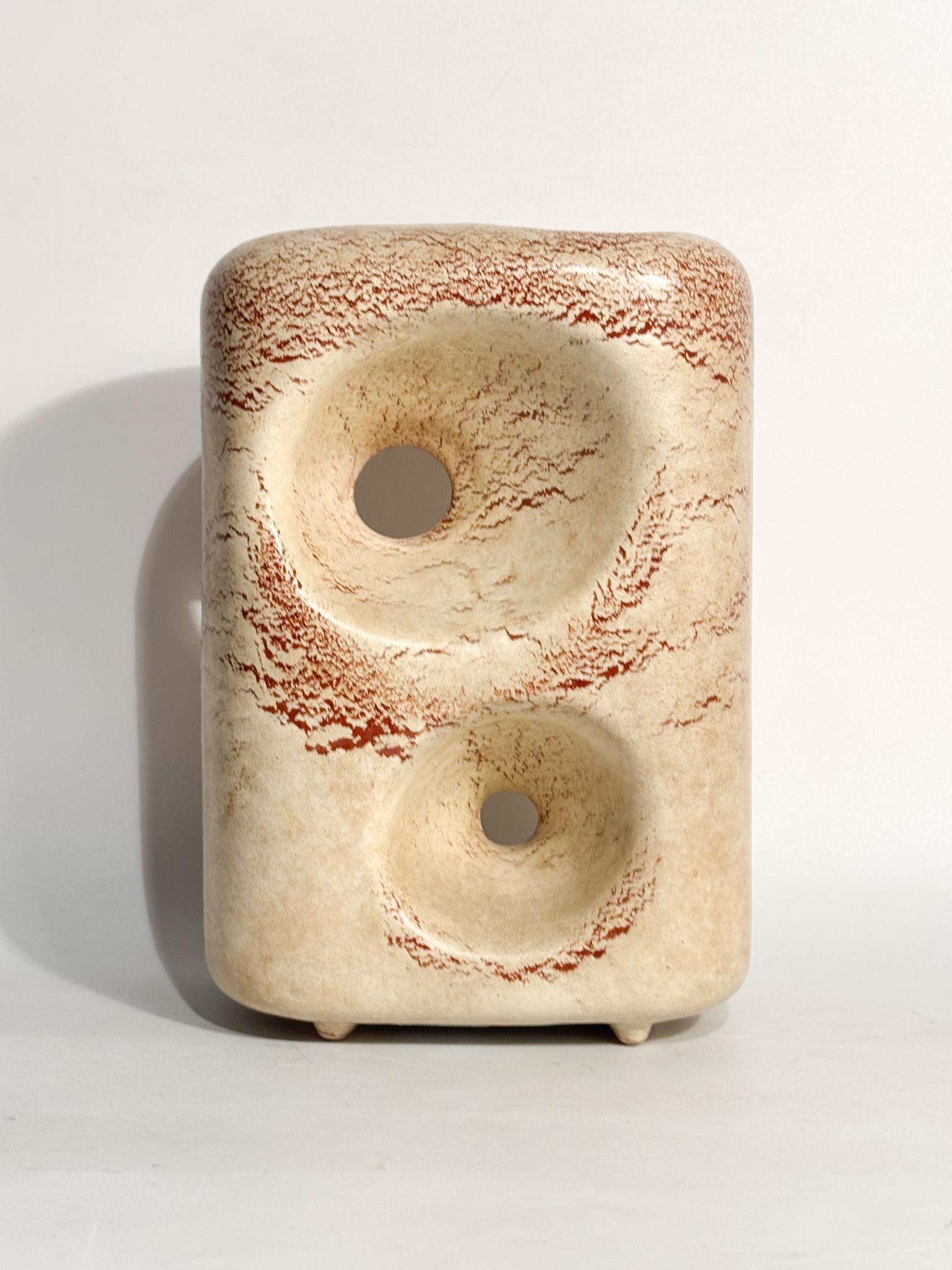 Vaso a forma astratta con doppio foro, realizzato in Italia negli anni '60

Ø cm 14 Ø cm 9 H cm 24