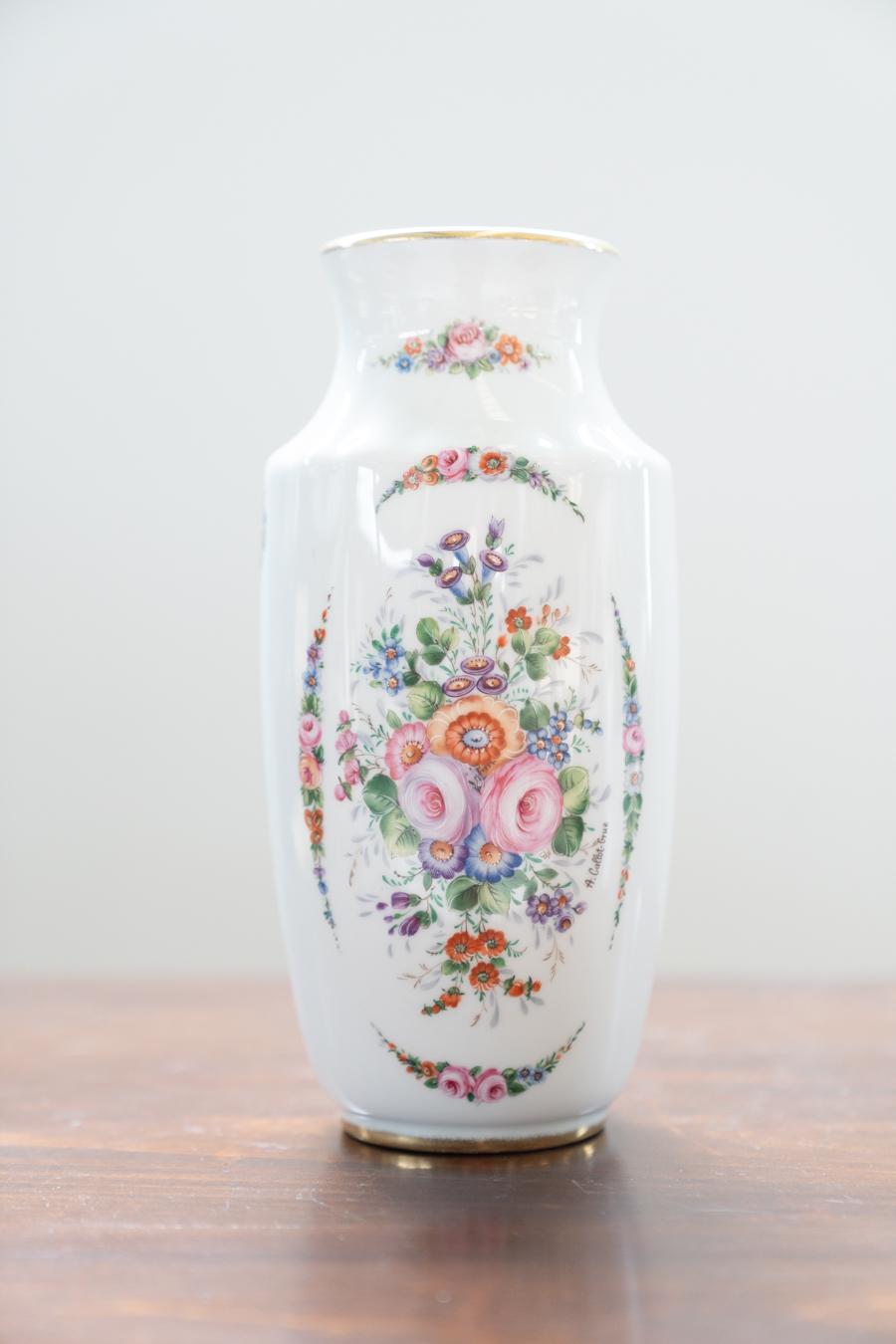 LIMOGES Vase in Form einer Amphore, Vintage   
Handbemalt und mit Goldrand. Ausgezeichneter Zustand, keine Risse oder Sprünge.  Originales und vollständig gebrandmarktes Limoges-Etikett auf dem Sockel. 
ENTWURFSZEITRAUM