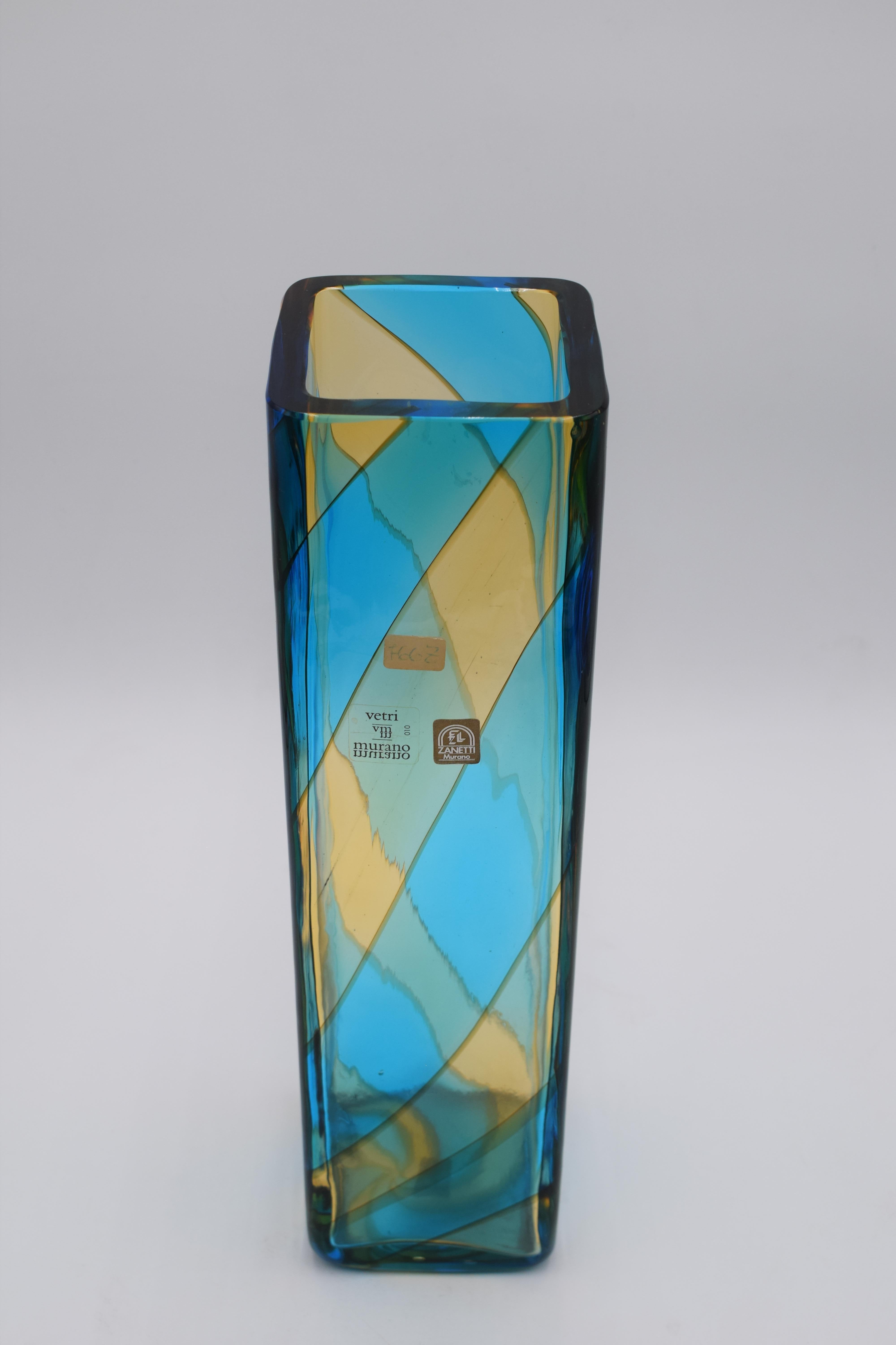 Grand vase en verre de Murano signé Licio Zanetti, production vers les années 1970.
Excellent état, pas de cassure, voir photos.
Dimensions : H= 37 cm ; 10x10.