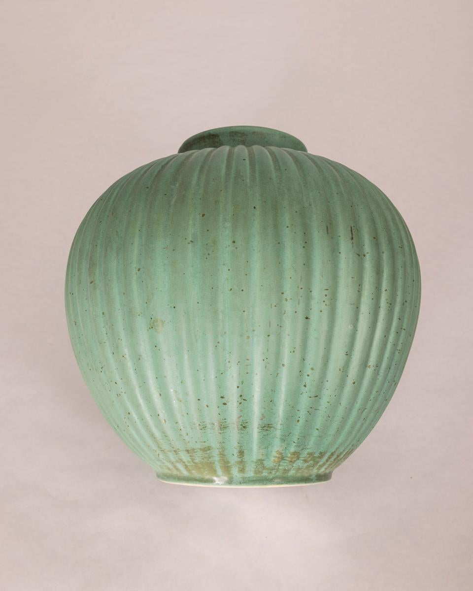 1950s green ceramic vase designed by Giovanni Gariboldi for Richard Ginori For Sale 4