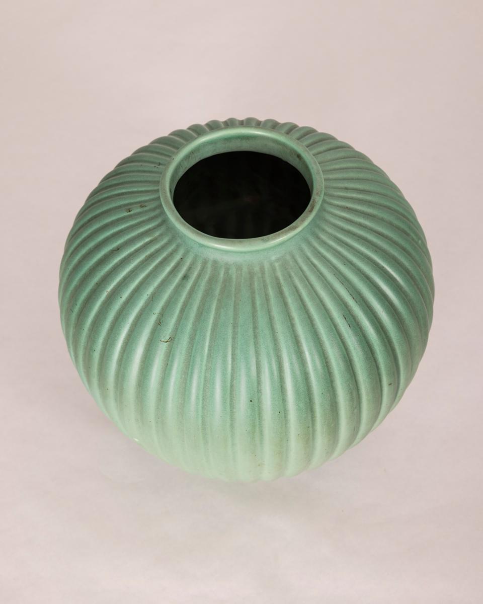 1950s green ceramic vase designed by Giovanni Gariboldi for Richard Ginori In Fair Condition For Sale In None, IT