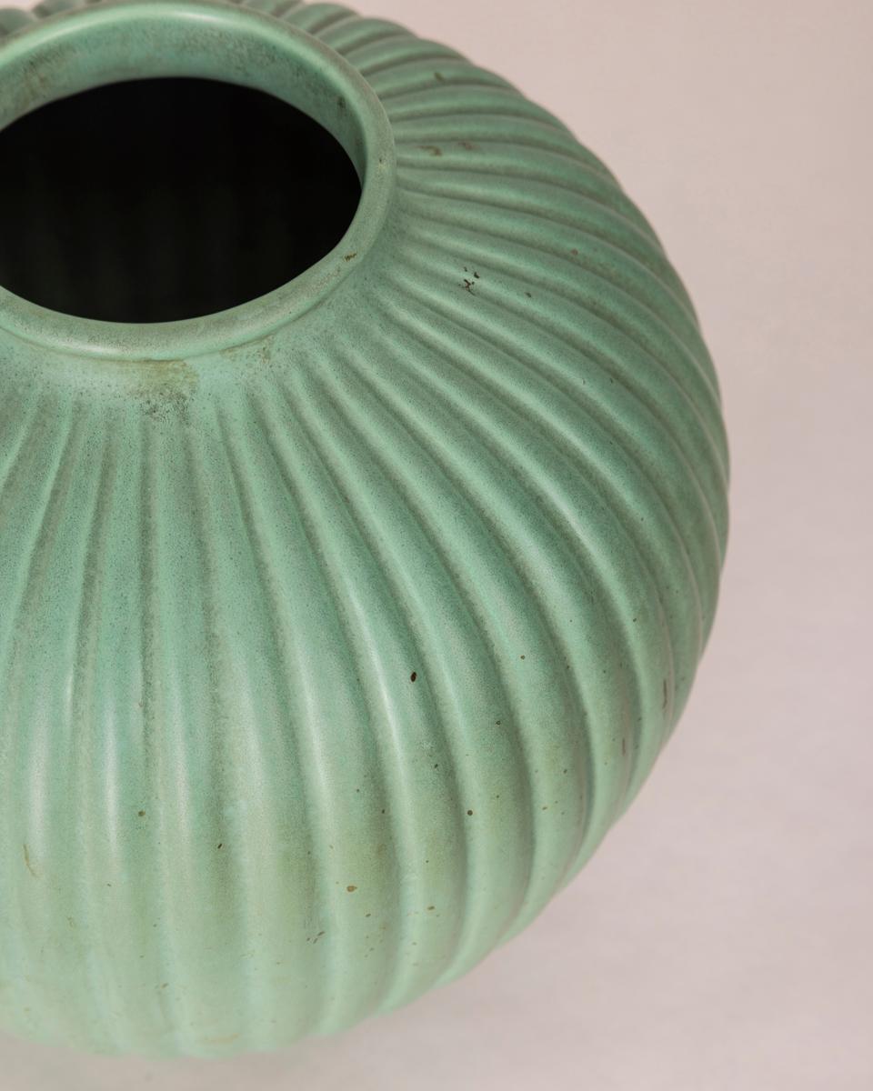 1950s green ceramic vase designed by Giovanni Gariboldi for Richard Ginori For Sale 2