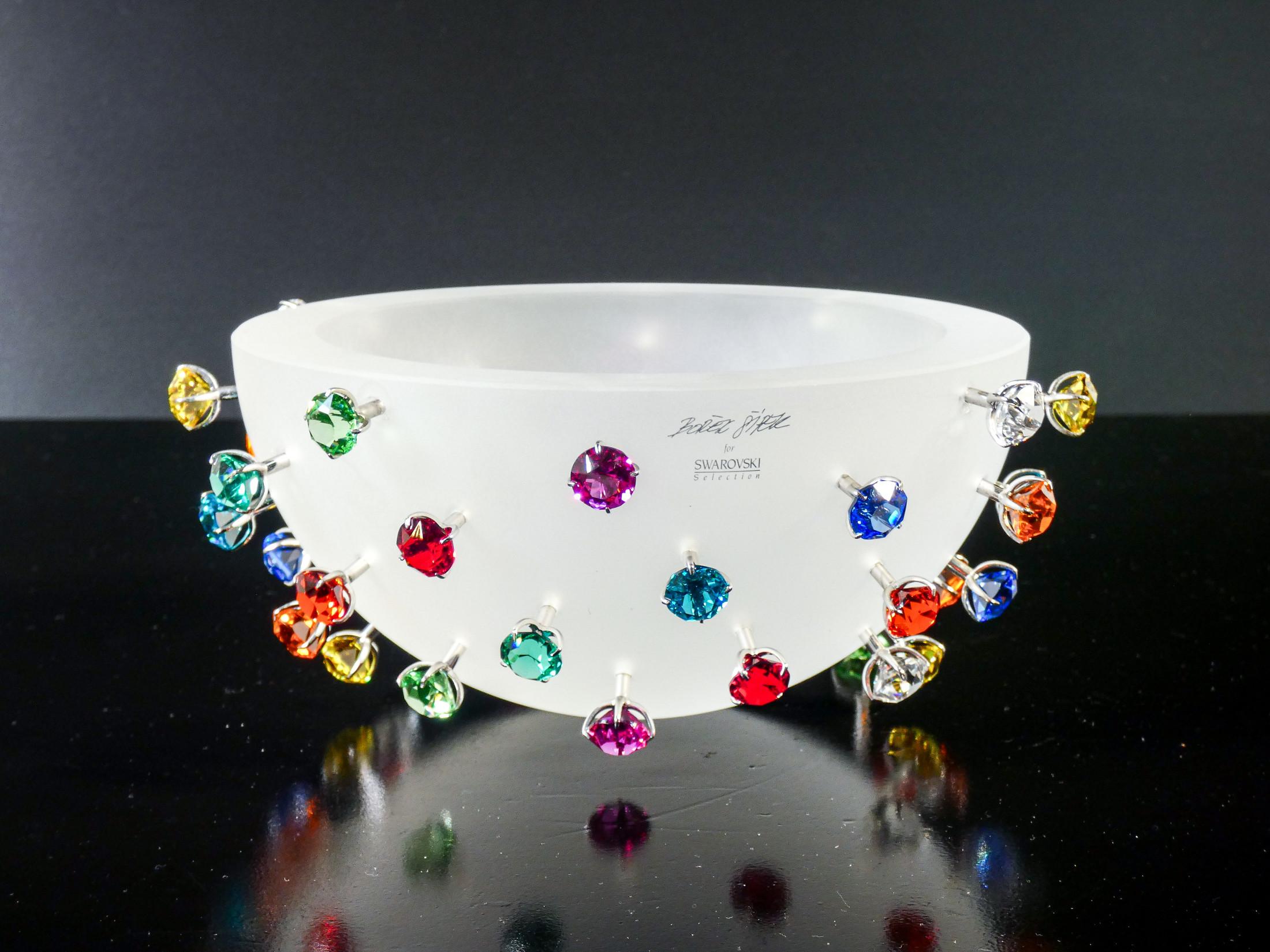 Vaso Apollo
design Borek SIPEK
per SWAROVSKI.

PERIODO
1996

DESIGNER
Borek SIPEK
Borek Šípek (1949-2016) è stato un rinomato architetto e designer ceco, noto per il suo stile unico che combina elementi di barocco, gotico e postmoderno. Nato a