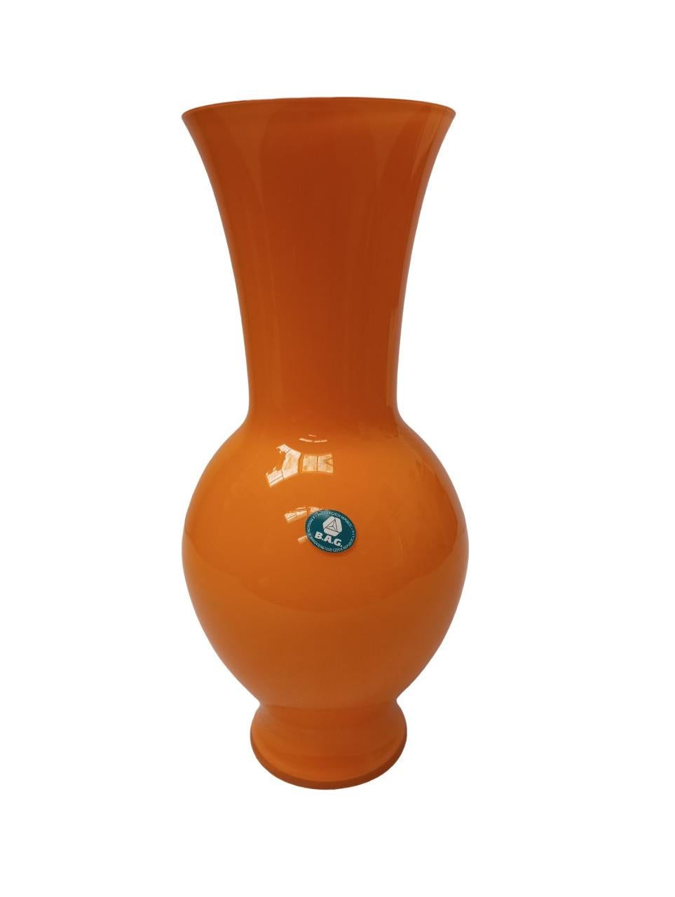 Vase made in Czechoslovakia under the brand name Barovier and Toso B.A.G, datable to the 1980s.
It is a blown glass artifact worked with the technique of flameworking, which involves immersing glass already being worked in a crucible containing
