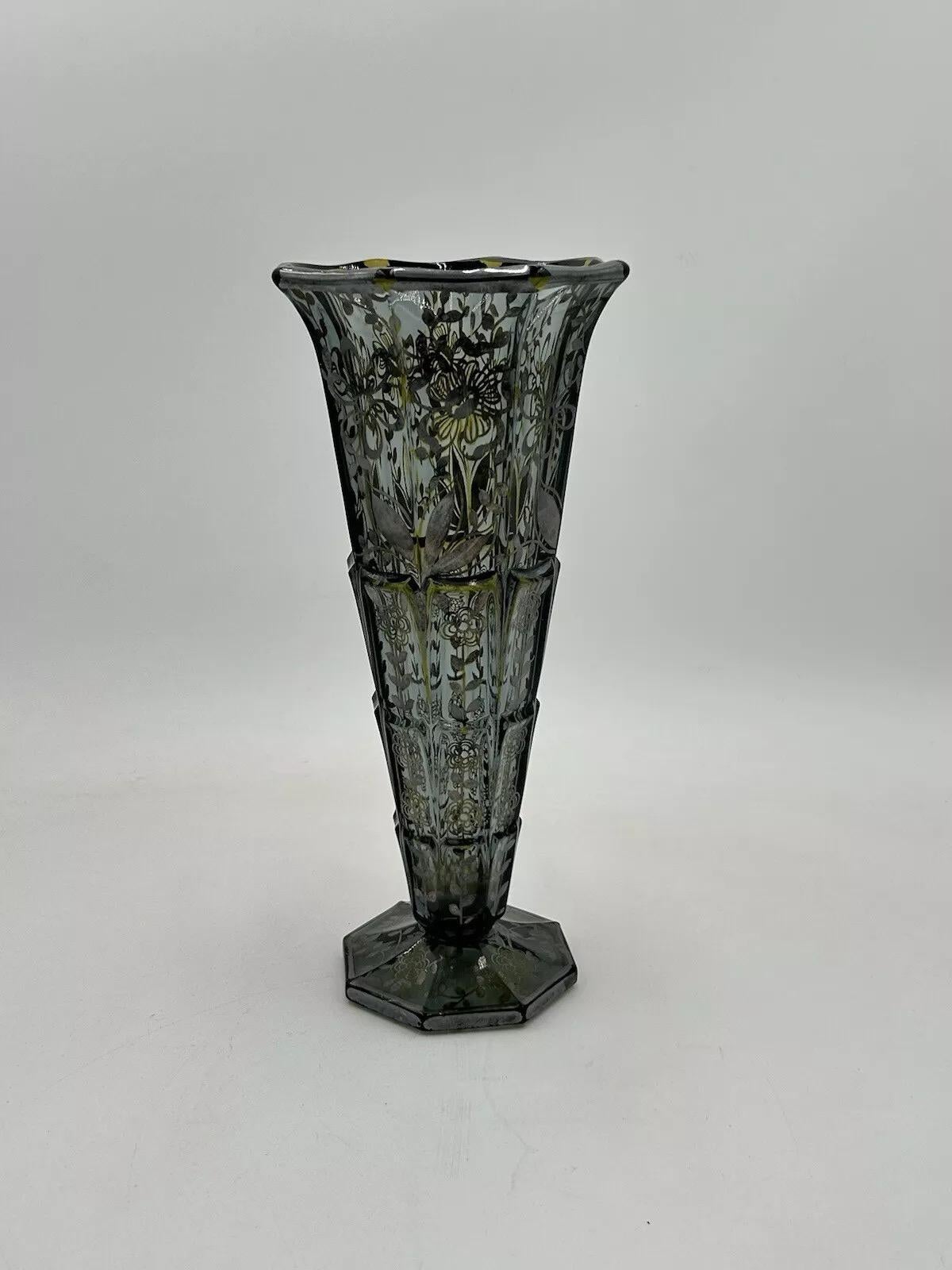 Vaso Art Dèco In Vetro Decoro Argento Overlay American 1930’s.


Vaso stile Art Dèco in vetro e con decoro in argento, lavorazione Overlay manifattura americana.


Misure :

Altezza 30 cm

Diametro 14 cm



L’articolo è in buone condizioni