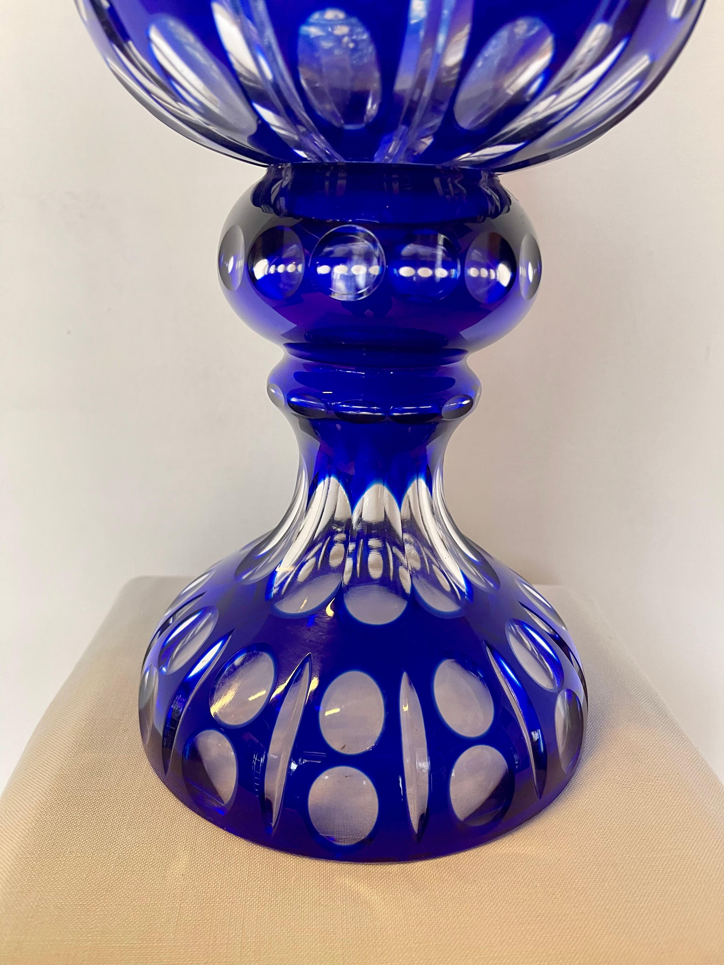 Neoclassico Vaso Artistico in Cristallo Blu Cobalto Inciso a Mano – Opera Unica in vendita