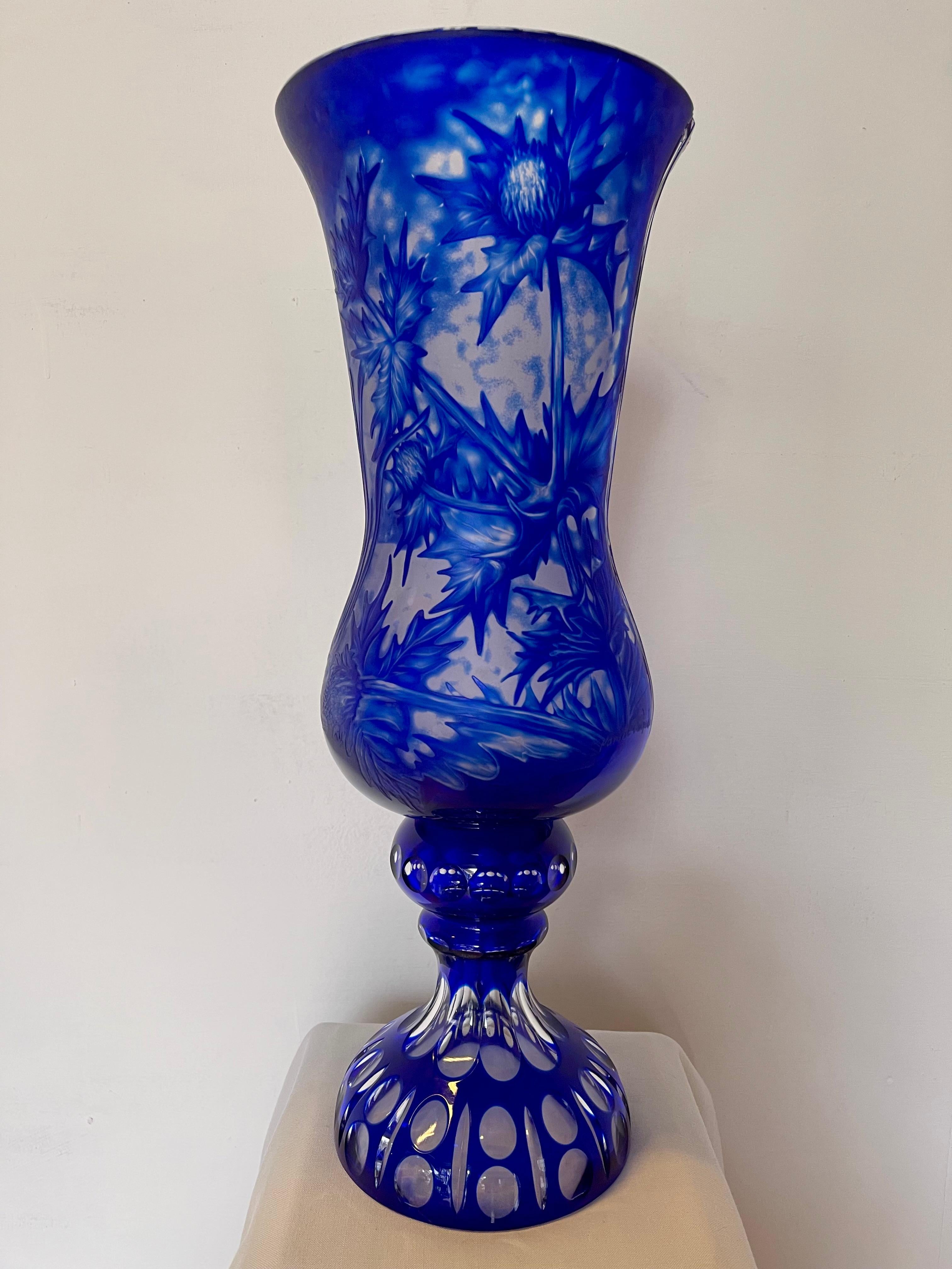 Italian Vaso Artistico in Cristallo Blu Cobalto Inciso a Mano – Opera Unica in vendita