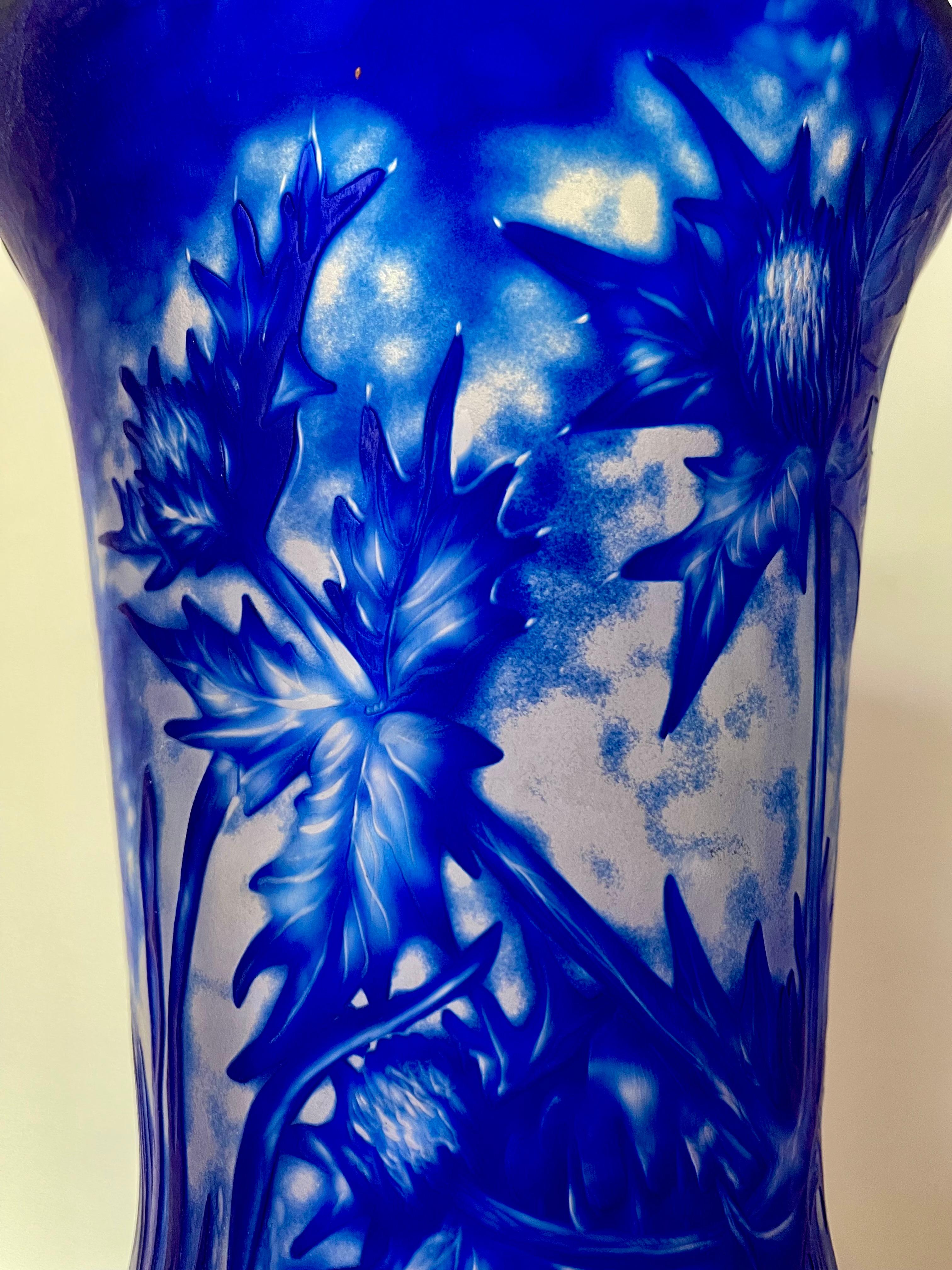 20th Century Vaso Artistico in Cristallo Blu Cobalto Inciso a Mano – Opera Unica in vendita