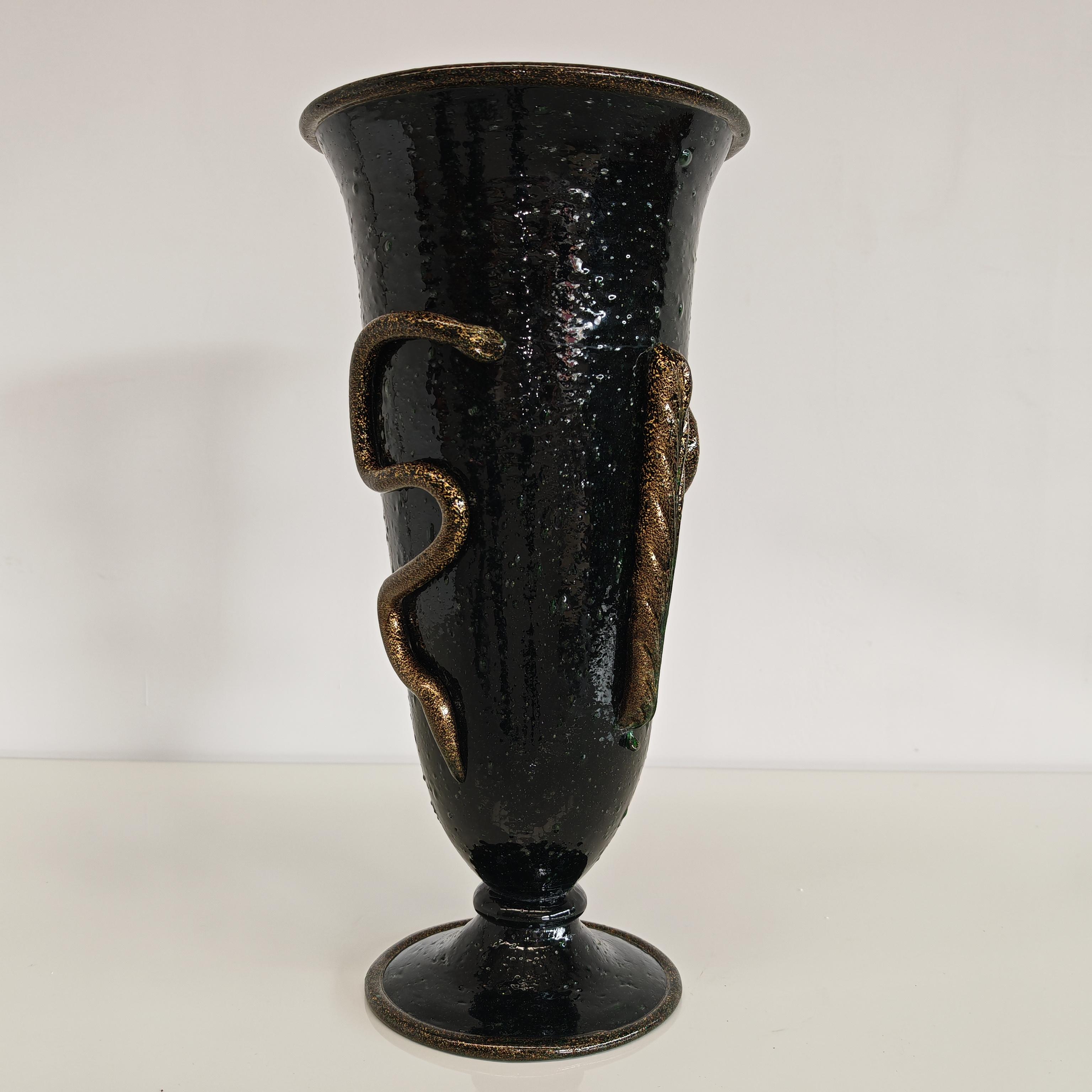 1930er Jahre Murano 'pulegoso' künstlerische Vase entworfen für Venini von Künstler und Designer  Martinuzzi Napoleon
Die Vase ist aus sehr dunkelgrünem 
