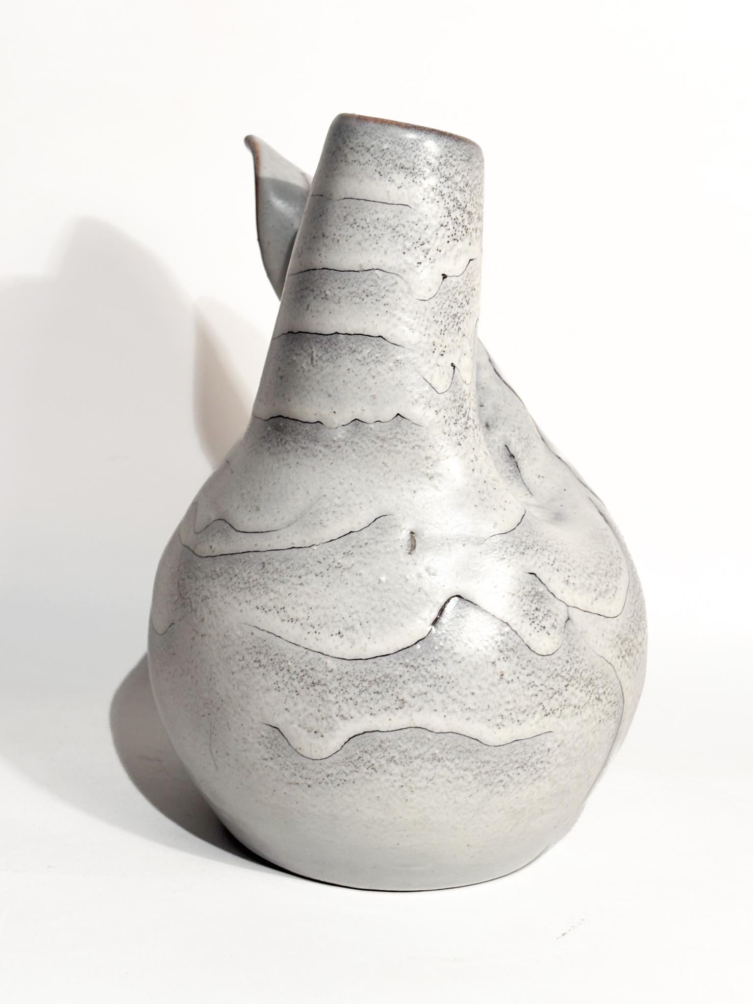 Vaso grigio in gres smaltato, realizzato negli anni '60

Ø cm 16 h cm 23

Un vaso in gres porcellanato smaltato unisce la resistenza e la durevolezza del gres alla bellezza e alla varietà estetica offerte dalla smaltatura superficiale. 

Il gres,