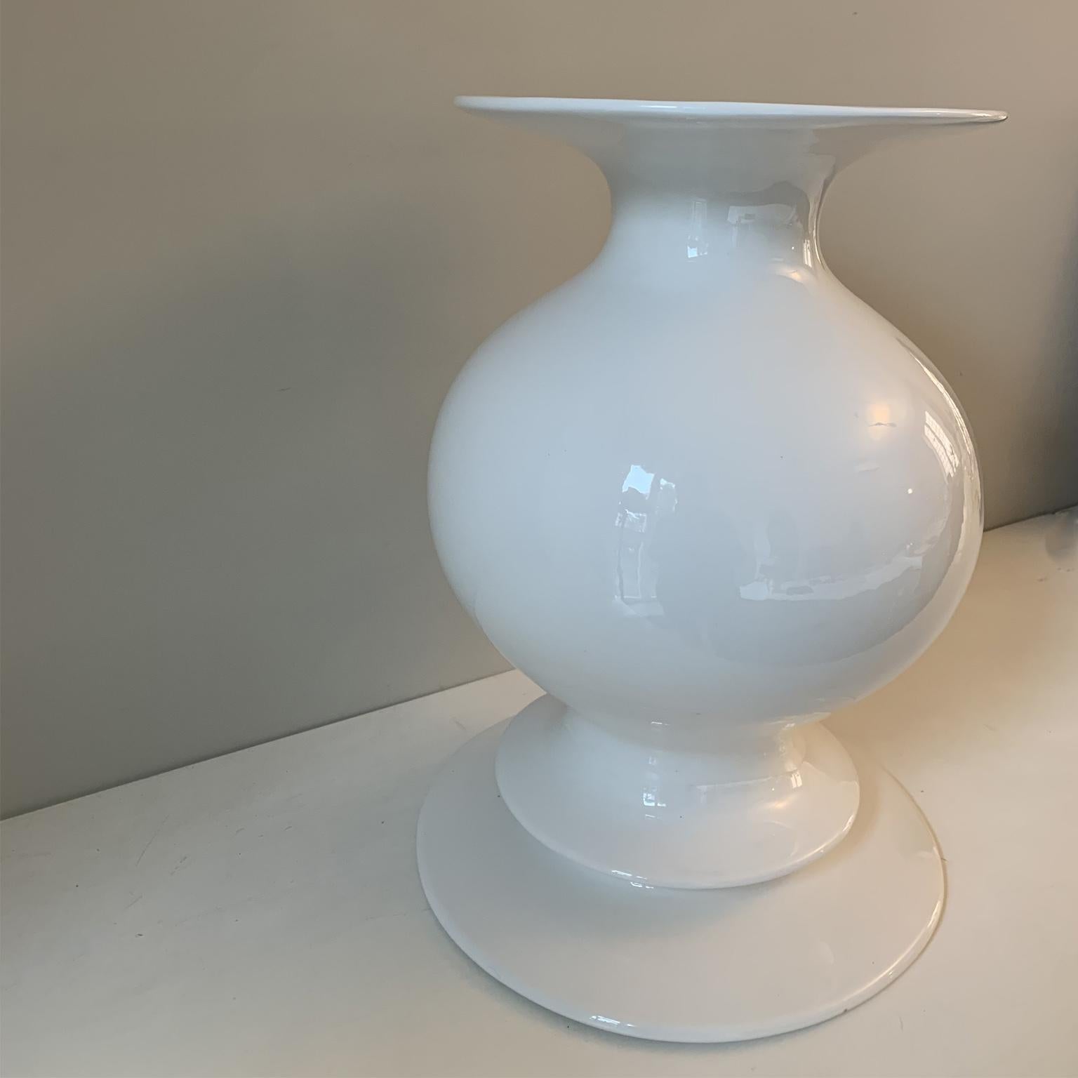Diese Vase steht für den Beginn einer neuen Design-Ära für De Lucchi jenseits von Memphis. Dieser Neuanfang lässt sich am besten dadurch veranschaulichen, dass versehentlich alle entscheidenden Merkmale eines Memphis-Produkts aufgegeben werden. Ein