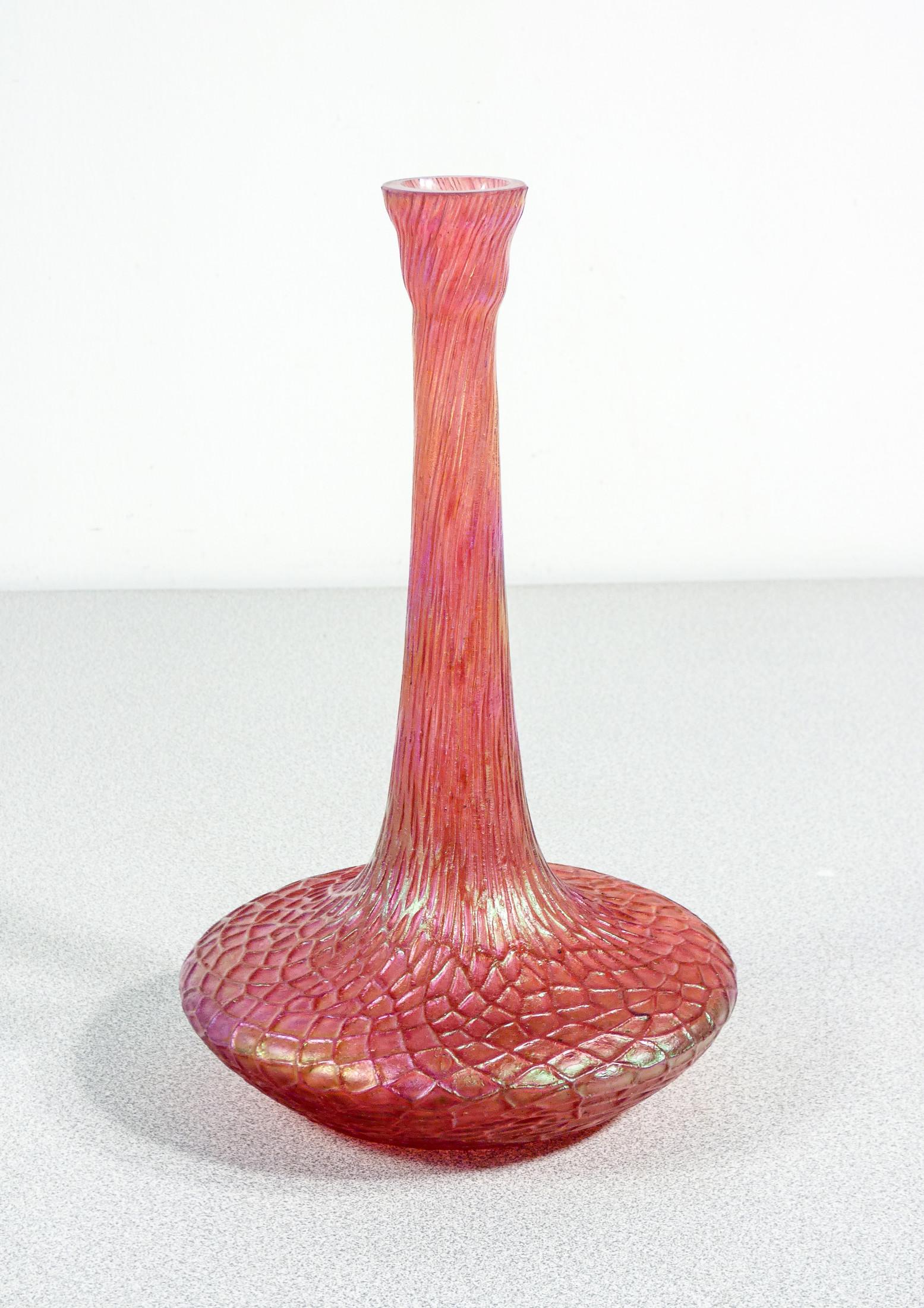 Vase, Glasflasche
schillernd geblasen
LOETZ

URSPRUNG
Klostermühle

PERIOD
Ende des 19. Jahrhunderts,
Anfang des 20. Jahrhunderts

MARK
LOETZ
eine der berühmtesten Kunstglashütten der Geschichte, bekannt für ihr Jugendstilglas, das sich durch