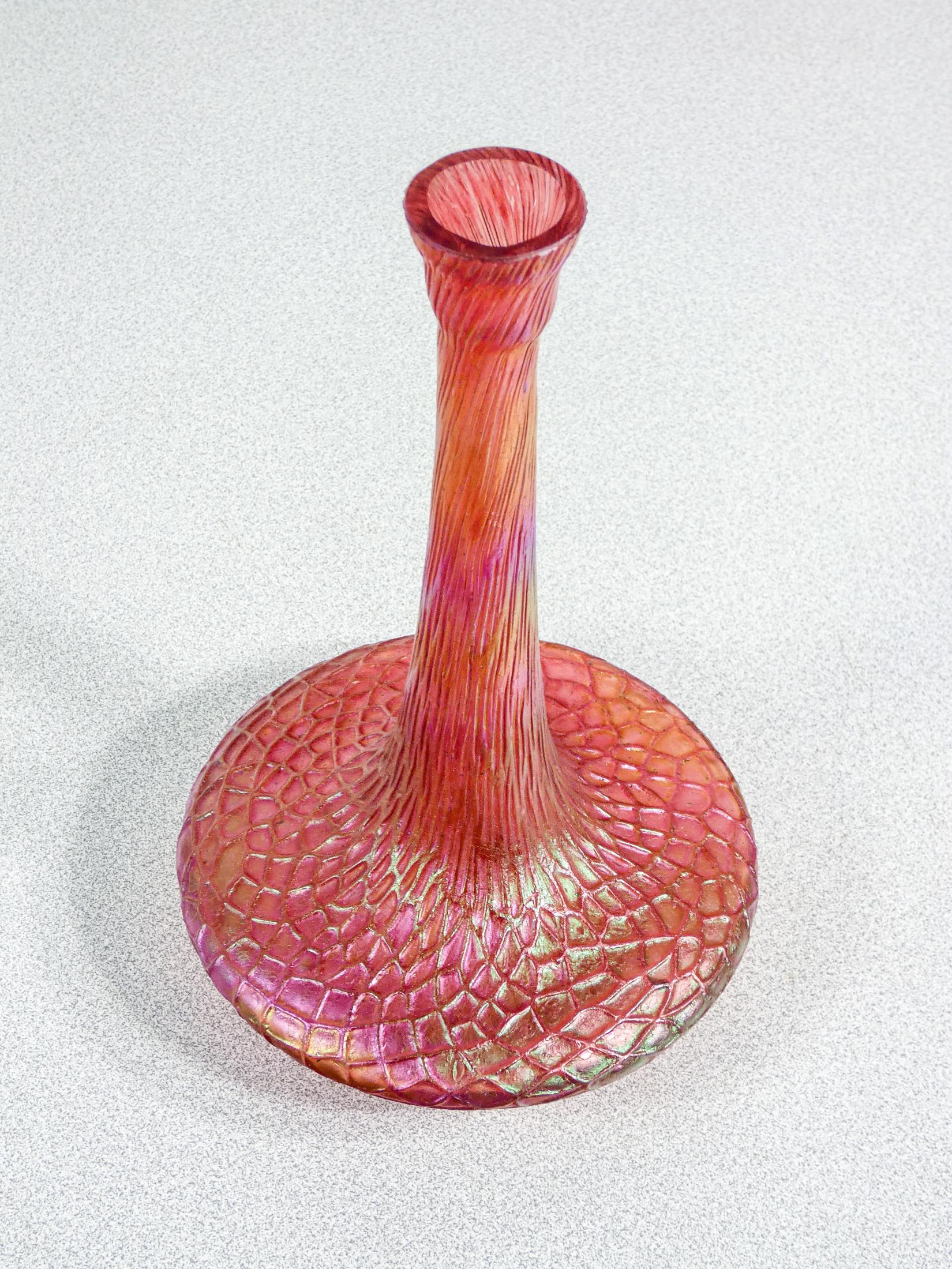 Vase, Flasche aus mundgeblasenem irisierendem Glas LOETZ. Österreich, 1900er Jahre im Zustand „Gut“ im Angebot in Torino, IT