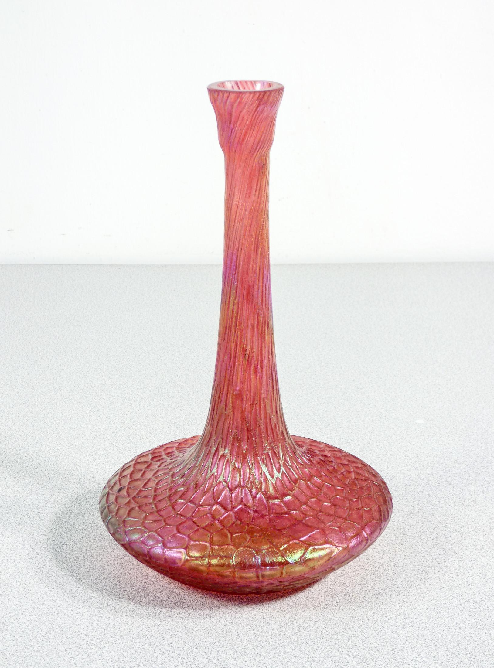 Vase, Flasche aus mundgeblasenem irisierendem Glas LOETZ. Österreich, 1900er Jahre im Angebot 1