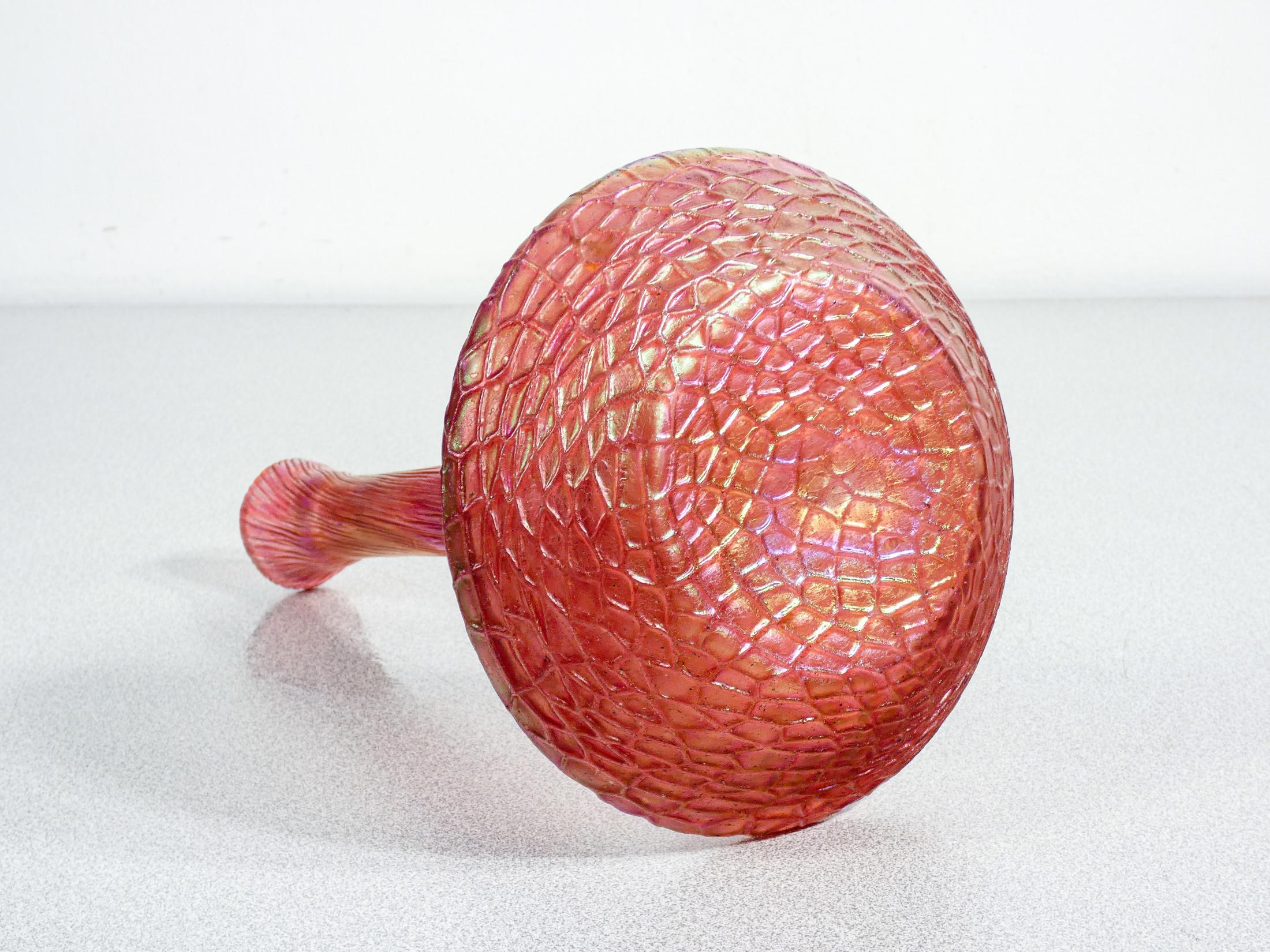 Vase, Flasche aus mundgeblasenem irisierendem Glas LOETZ. Österreich, 1900er Jahre im Angebot 2