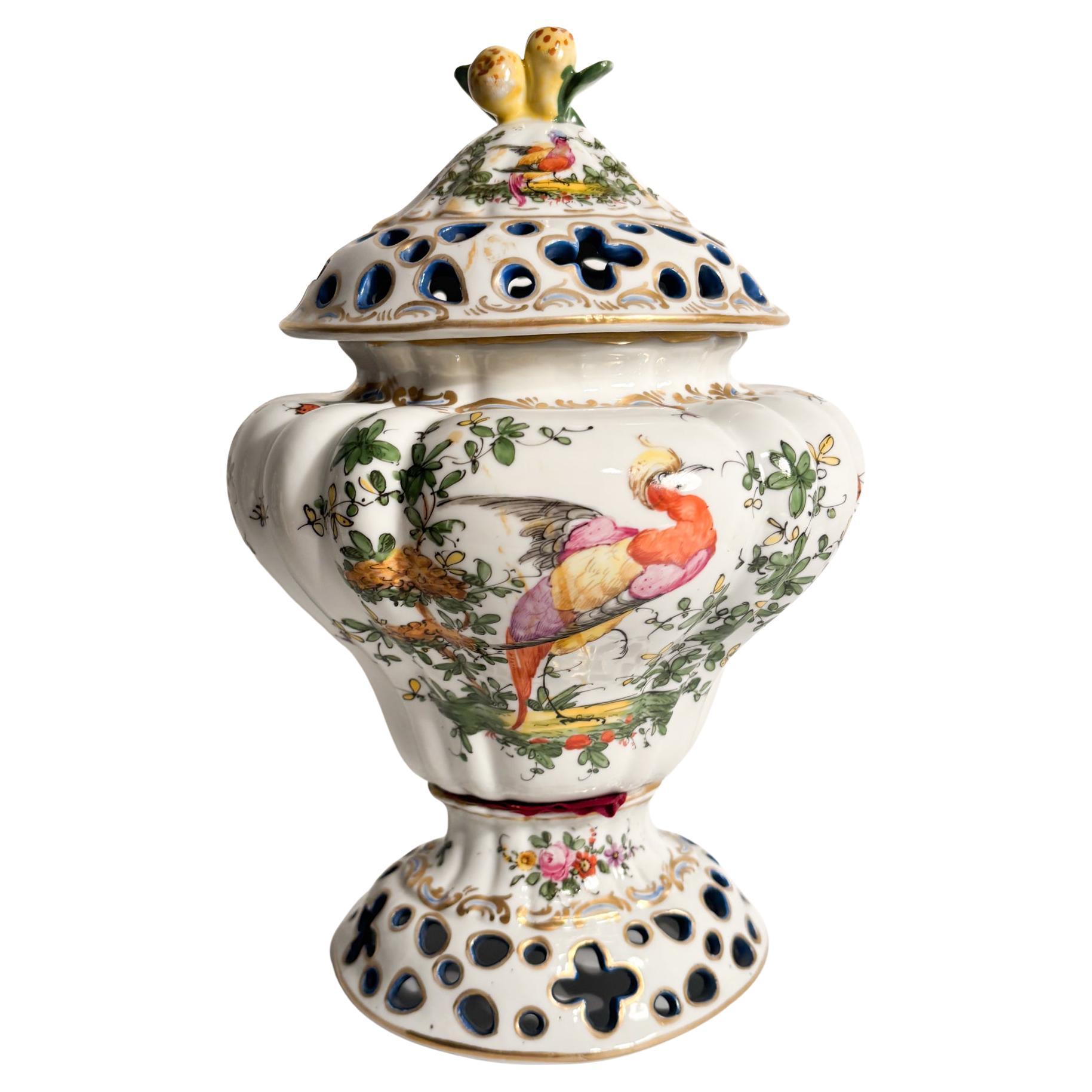 Handbemalte französische Porzellanvase für Parfüm aus den 1920er Jahren