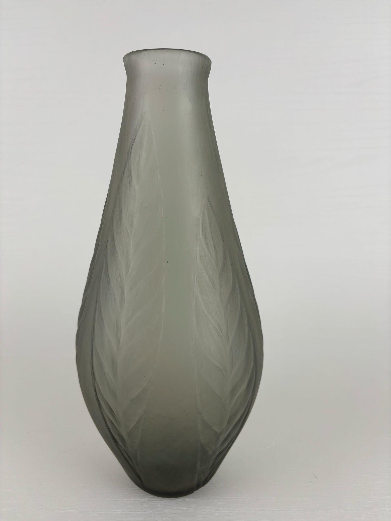 Vaso, Carlo Scarpa, serie inciso, 1940.colore talpa, 6 foglie incise, firmato acito Venini Murano iIalia