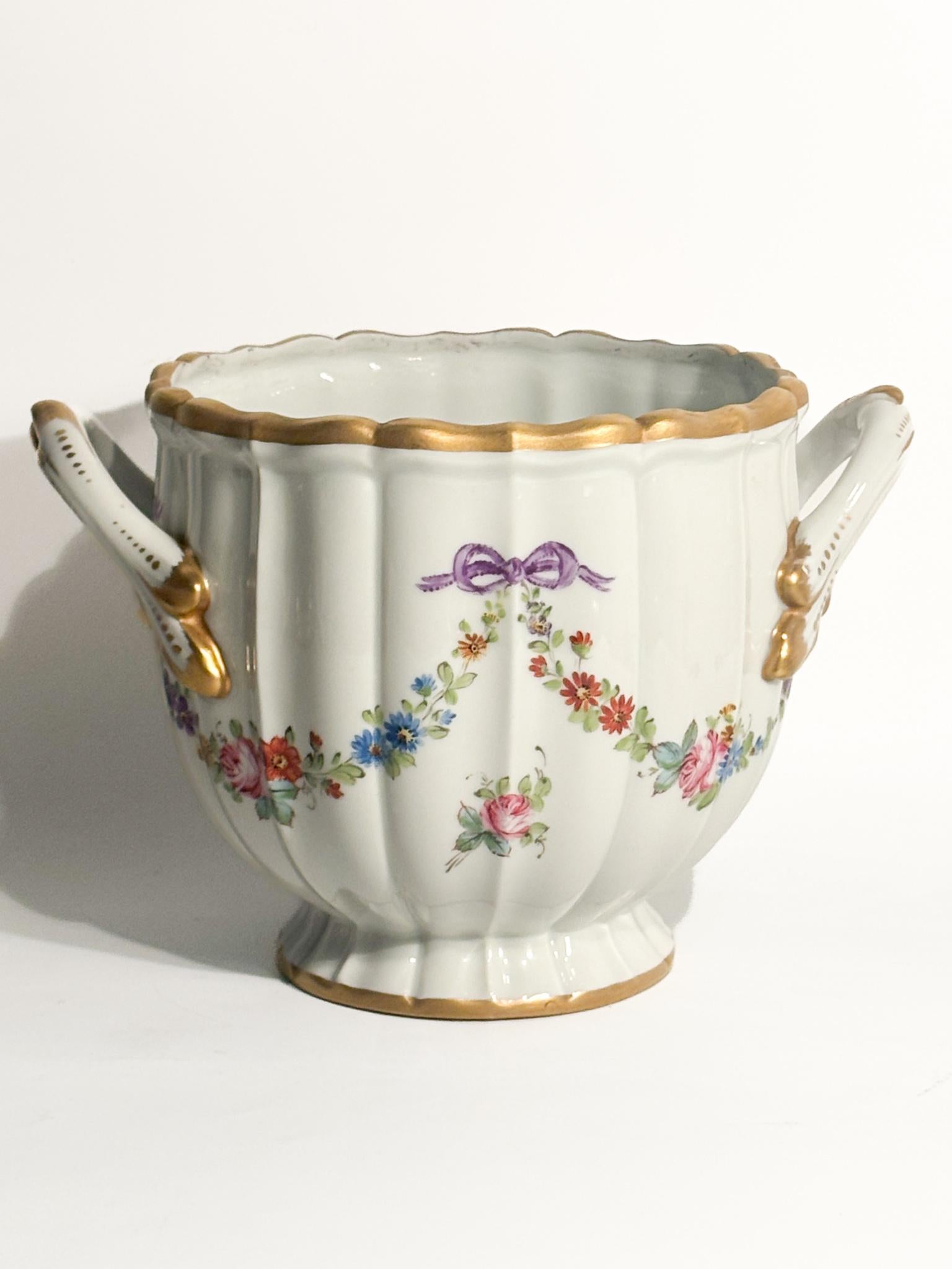 Vaso centrotavola / cachepot in porcellana di Parigi dipinta a mano, realizzato negli anni '50

Ø cm 18 h cm 14

La porcellana di Parigi, nota anche come 
