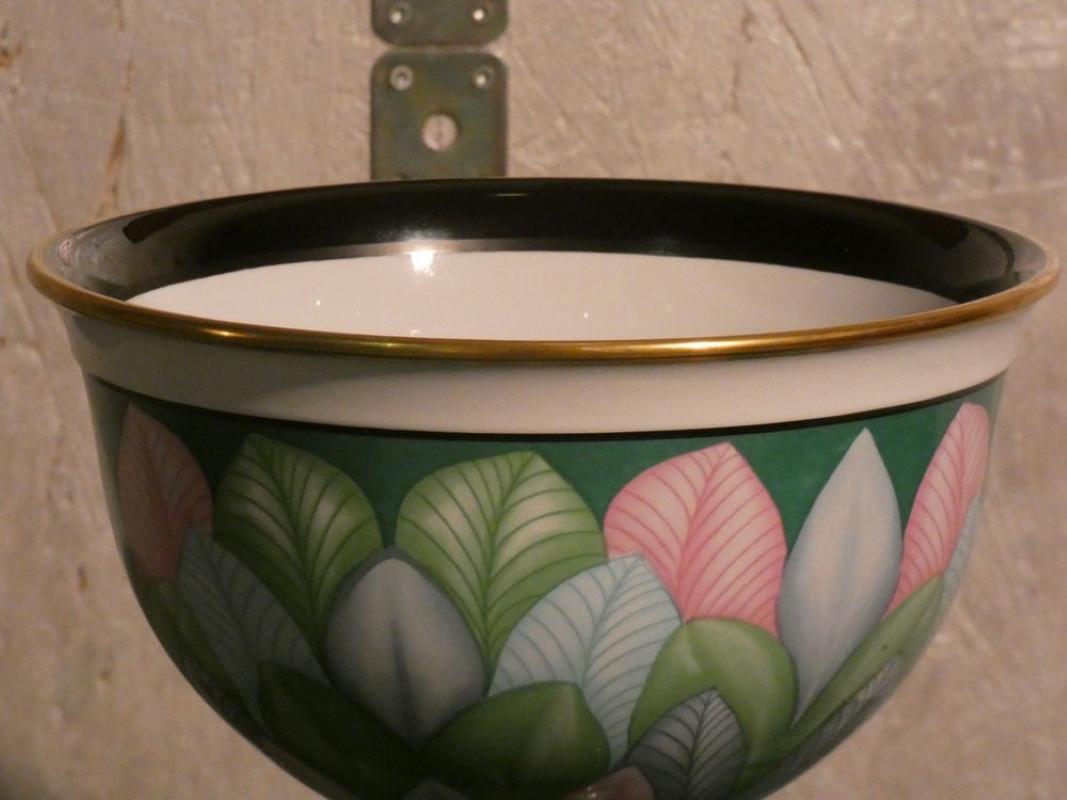 Vaso Centrotavola créé dans les années 70 à Florence par la Manifattura Artistica Le Porcellane. Les décors dans les tons verts avec une note de rose sont raffinés et s'appuient sur des bordures en or zébré. Tutt'ora attualissimo e adatto a