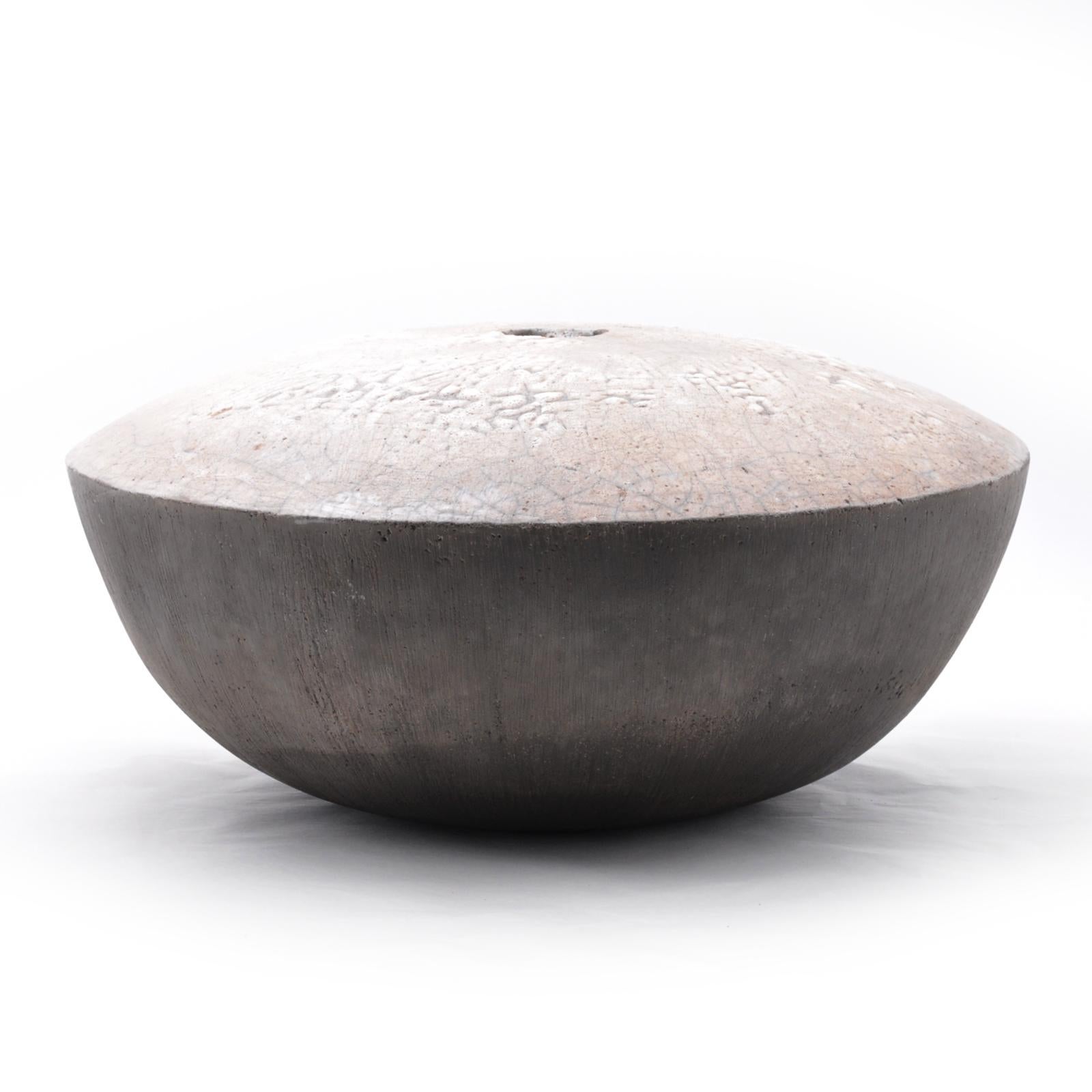 Discover the elegance and originality of the Vase-Centerpiece NIGHT DAY #1, a unique raku ceramic work designed and created by master Nino Basso. 
This exclusive piece, made using the columbine technique, reflects the harmony between form, material