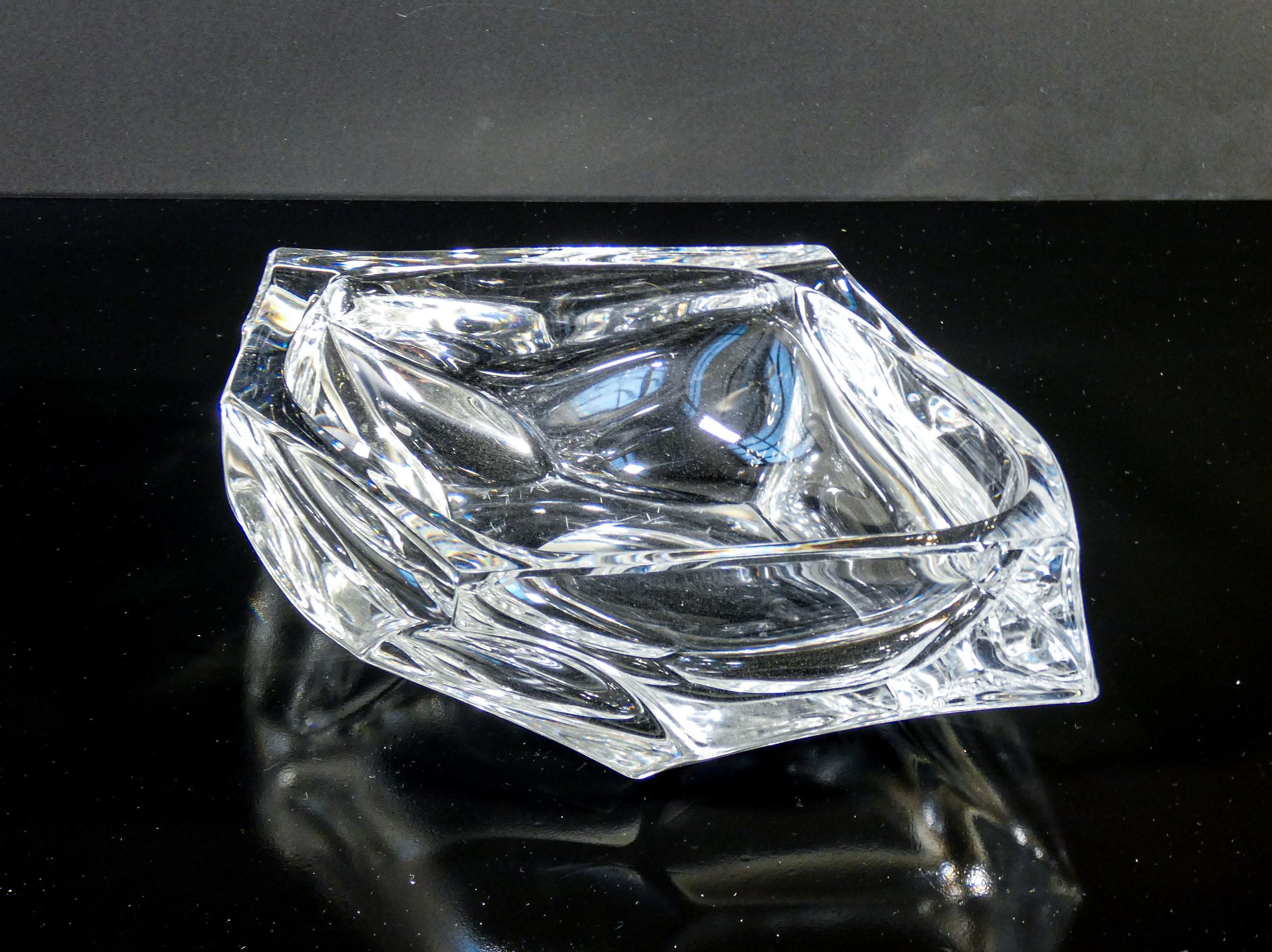 Crystal Centerpiece vase, crystal tray signed DAUM. France, XXth c. For Sale