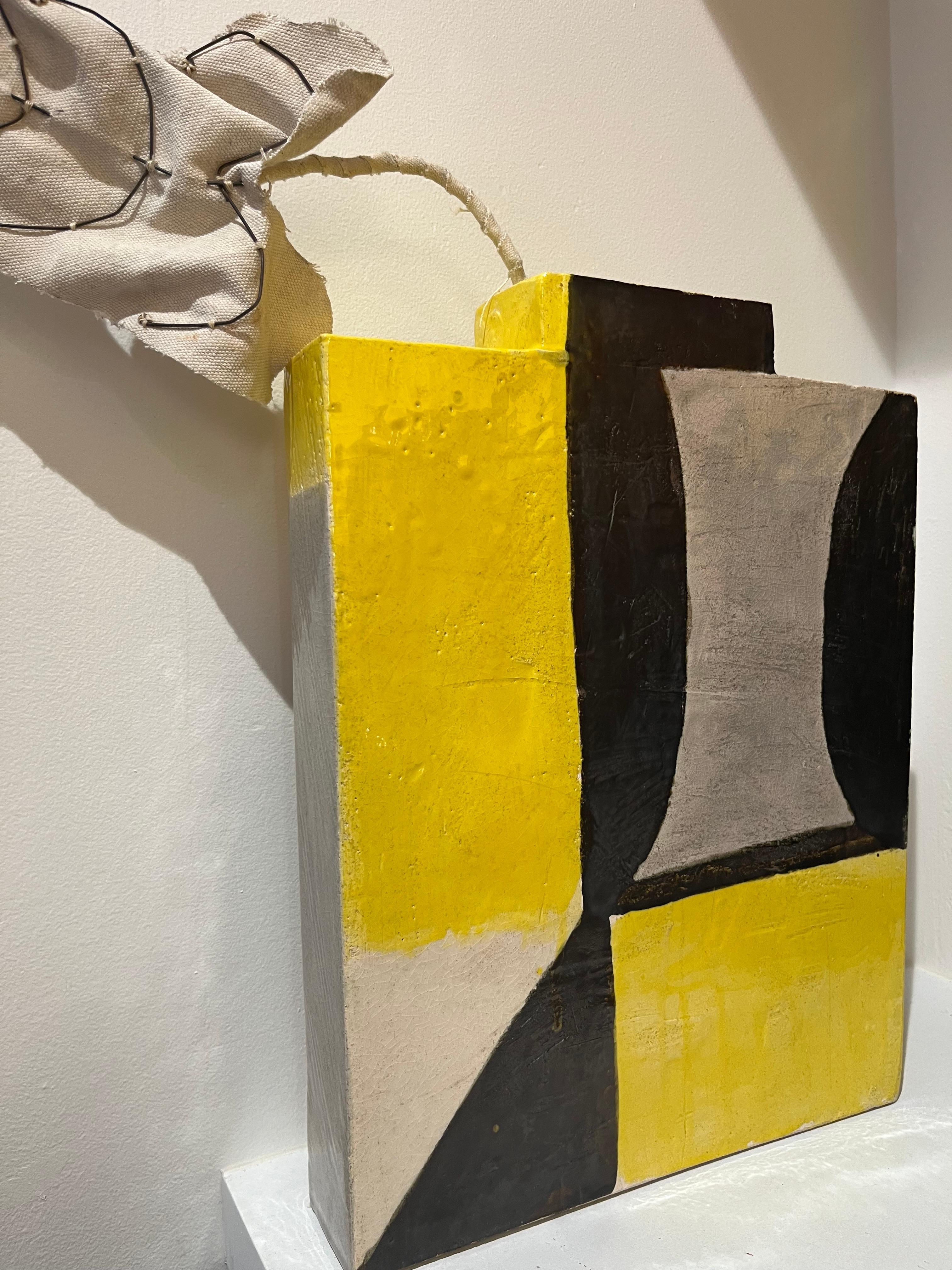 XXI secolo e contemporaneo Vaso Ceramic Algora Yellow di Manuel Sanchez in vendita