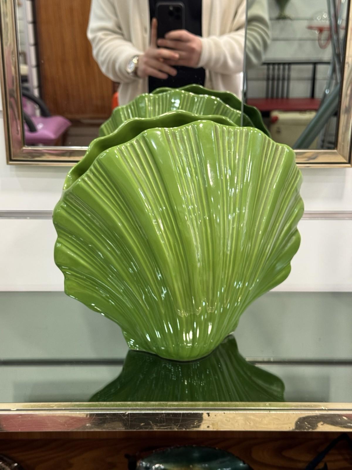 Merveilleux et très rare vase prod. Céramiques d'Este des années 1970.

L'article est en bon état de conservation, avec des signes légers et évidents d'usure dus à l'utilisation et à l'âge. (Voir photo)


Hauteur 31 cm

Largeur 30 cm
