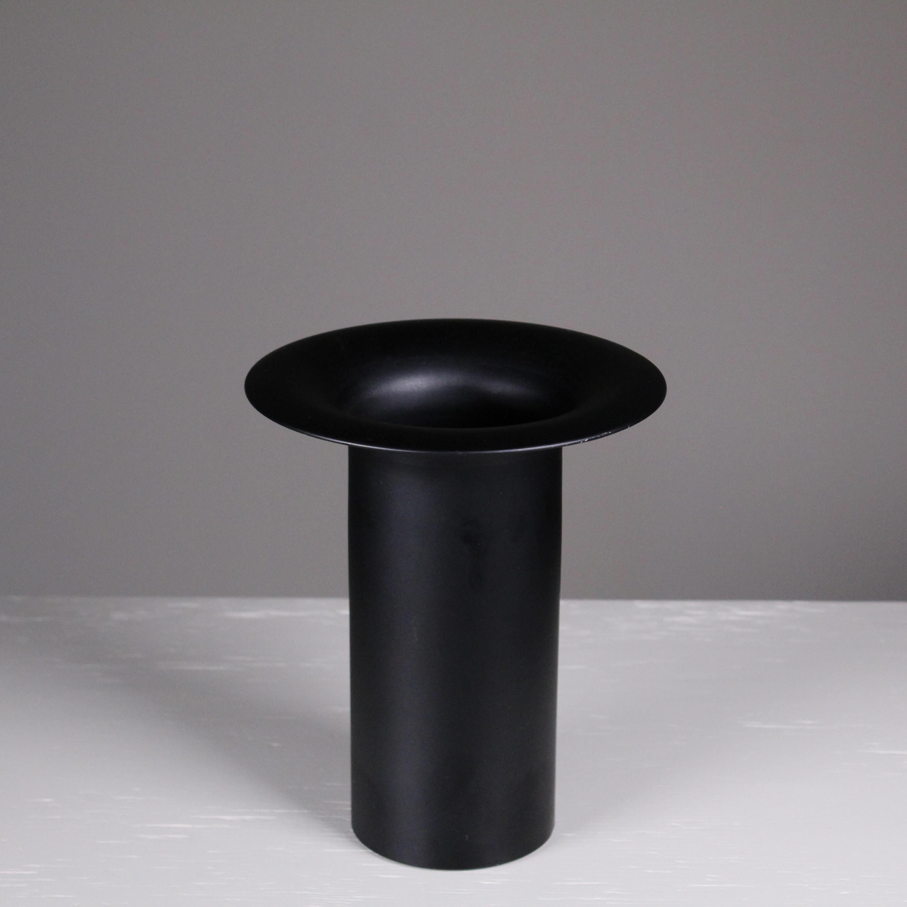 Vaso cilindrico in metallo nero, 1970 circa 

Condizioni: Buone
Materiali: Metallo
Epoca: 1980
Misure: 20x20x23